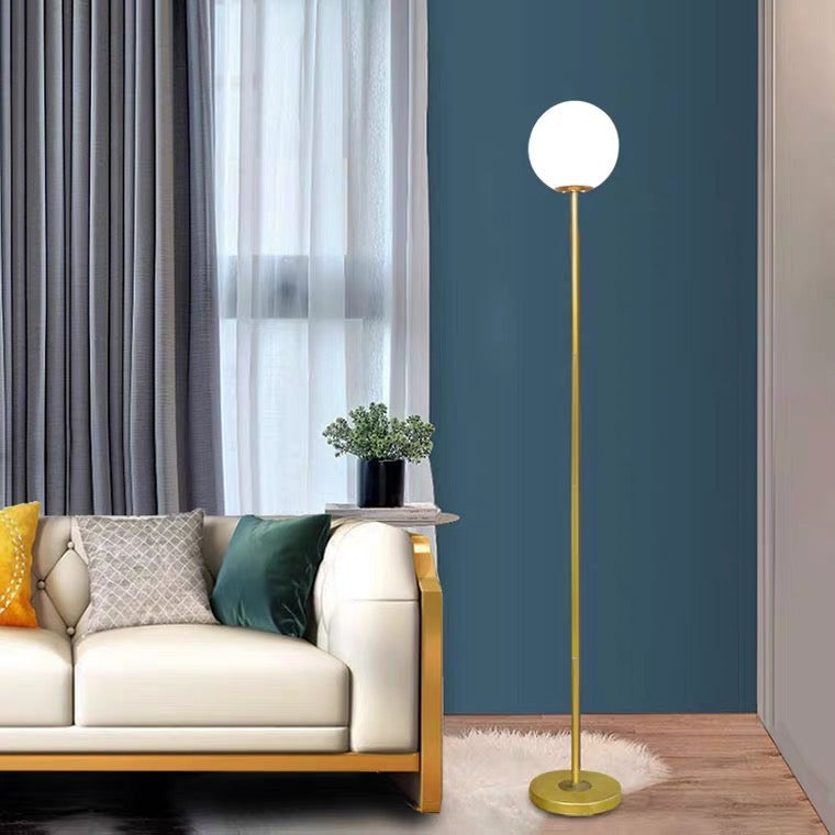 Lámpara de pie con globo opal Selora en un salón moderno – imagen 4
