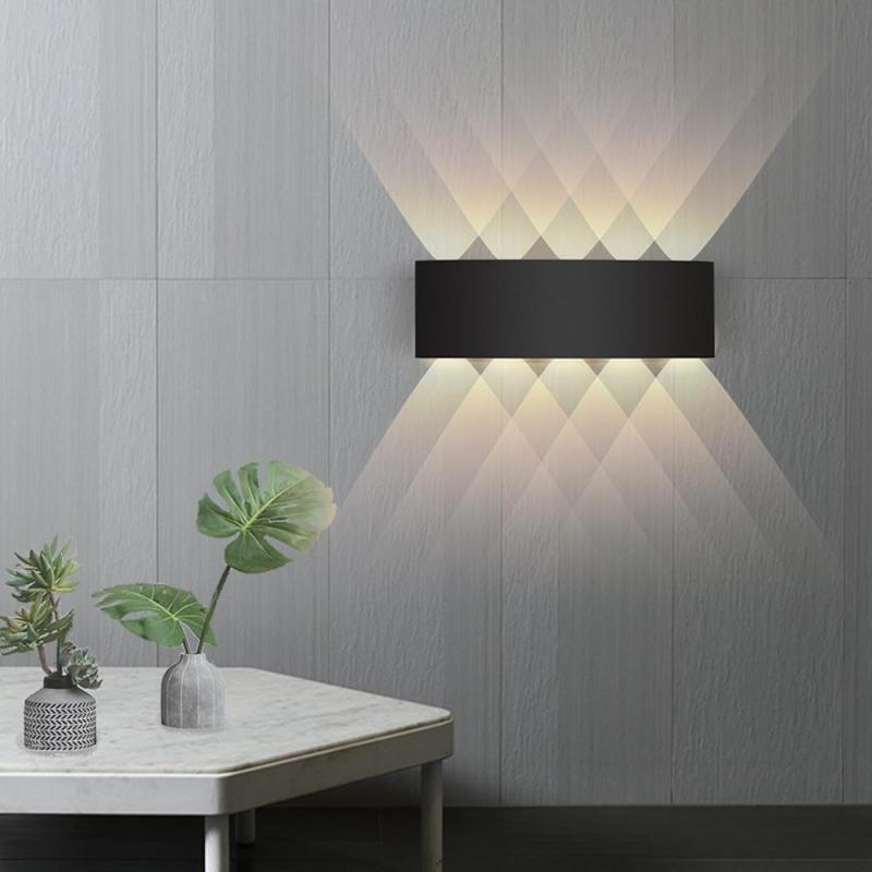 Aplique de pared LED arriba y abajo Fulgara en una fachada iluminada – imagen 7
