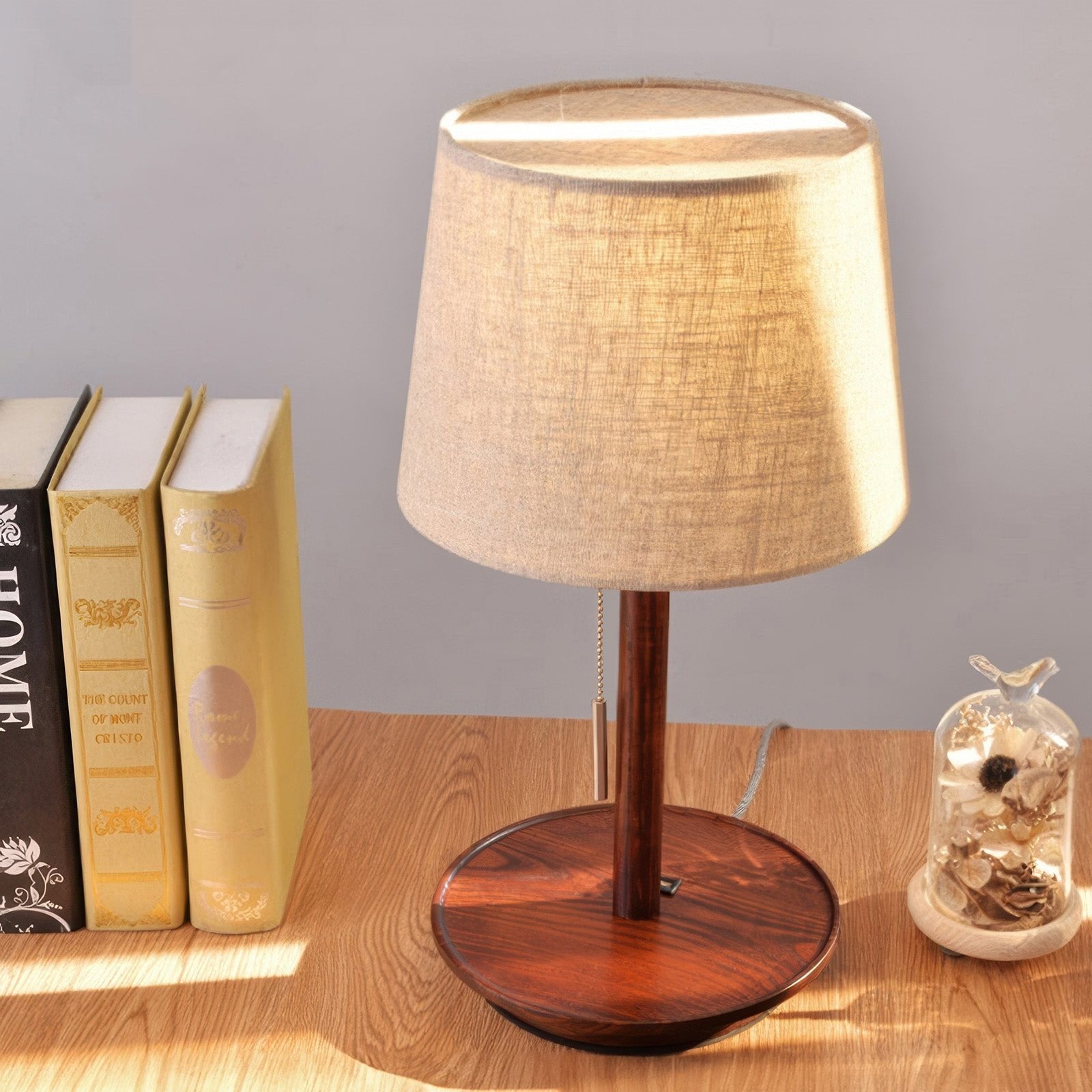 NogalLuz – Lámpara de Mesa con Pantalla de Tela Sofisticada