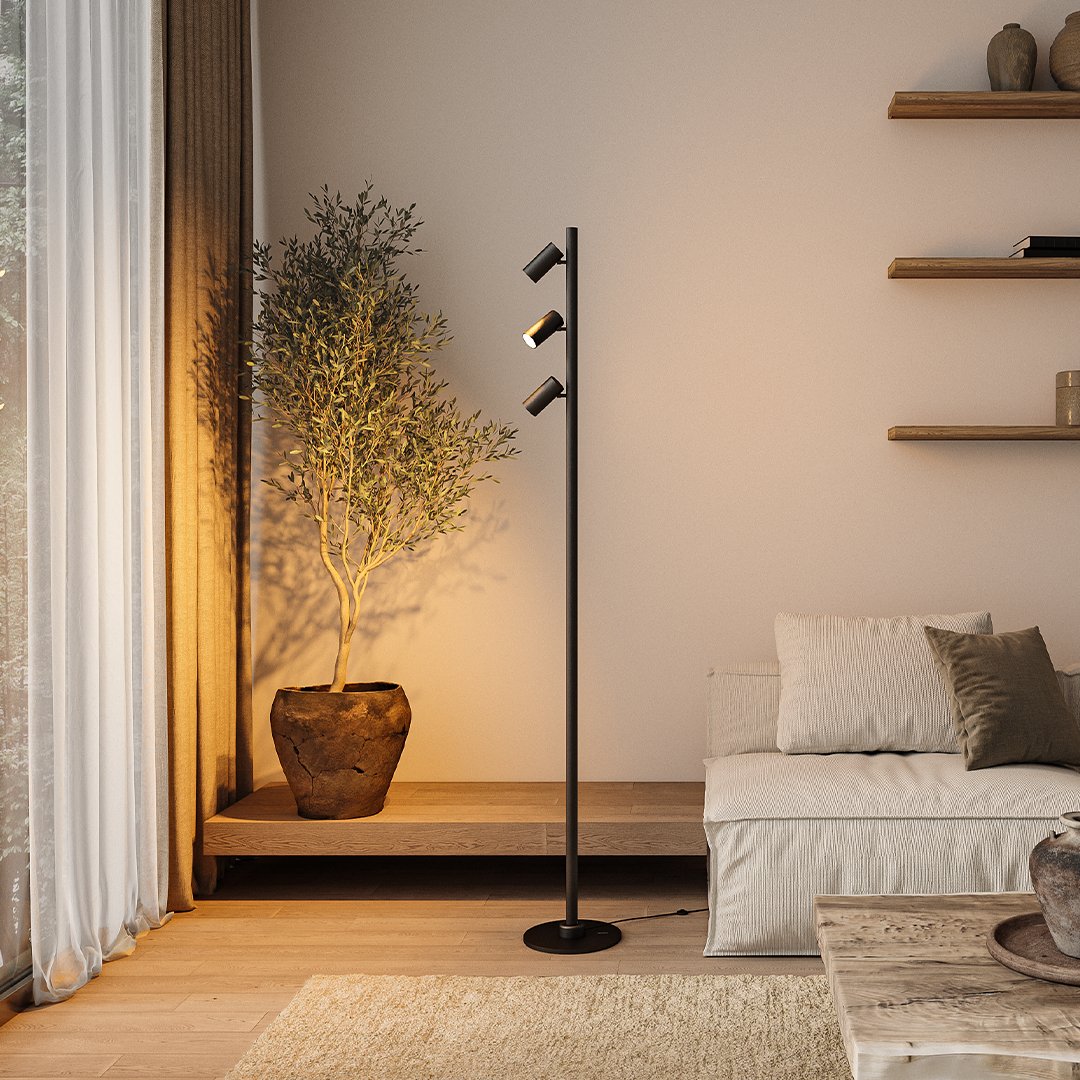 Lámpara de pie LED con focos magnéticos Rielta – en negro con los focos encendidos