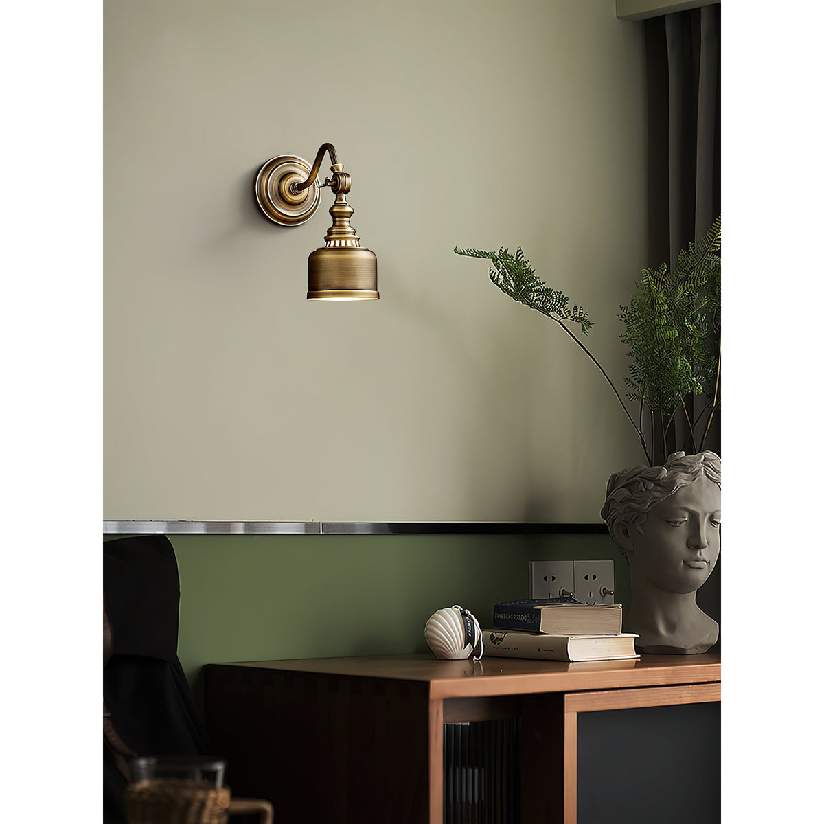 Aplique de pared de latón Latiza en un rincón de lectura – imagen 21