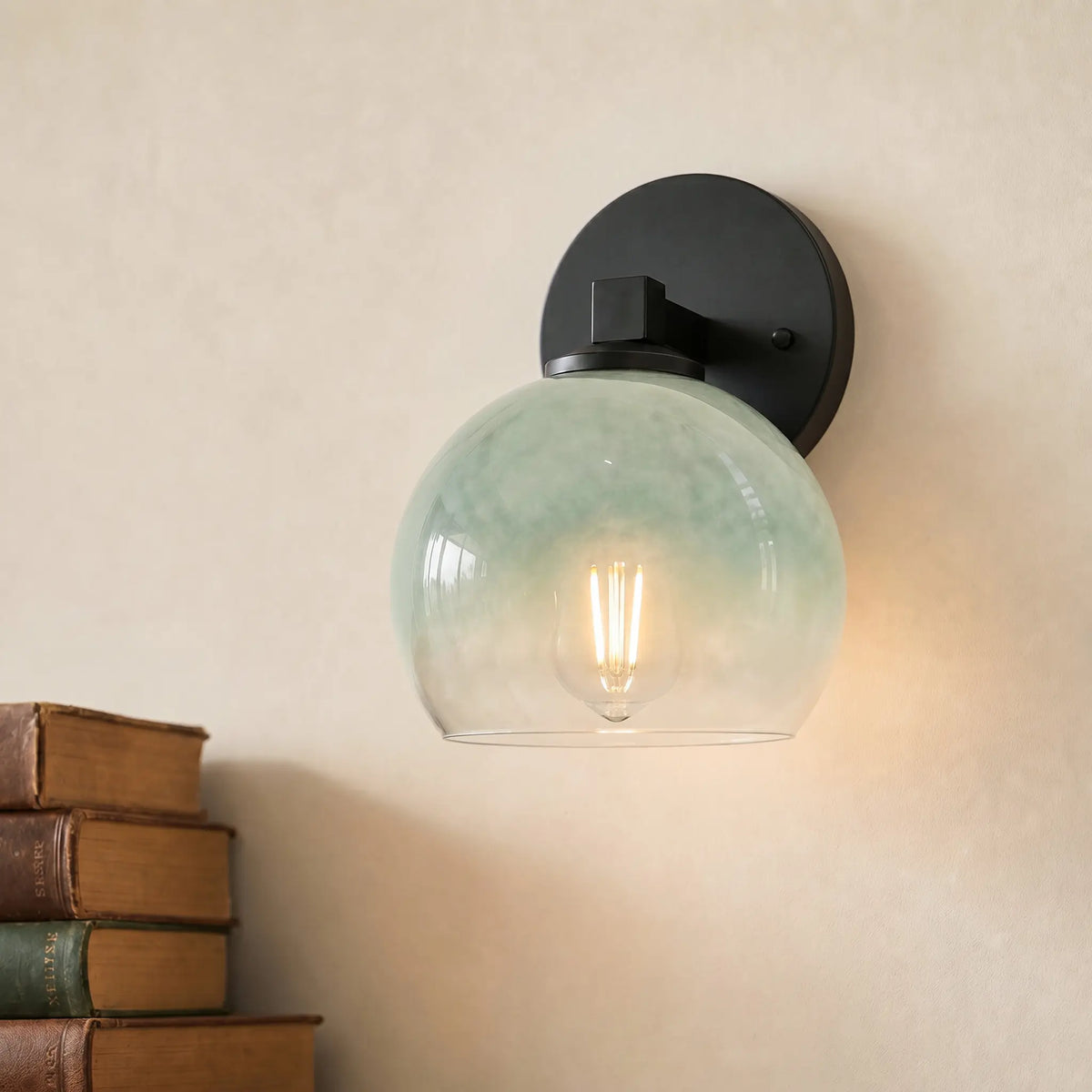 Aplique de pared con globos de cristal Valdina en un baño luminoso – imagen 5