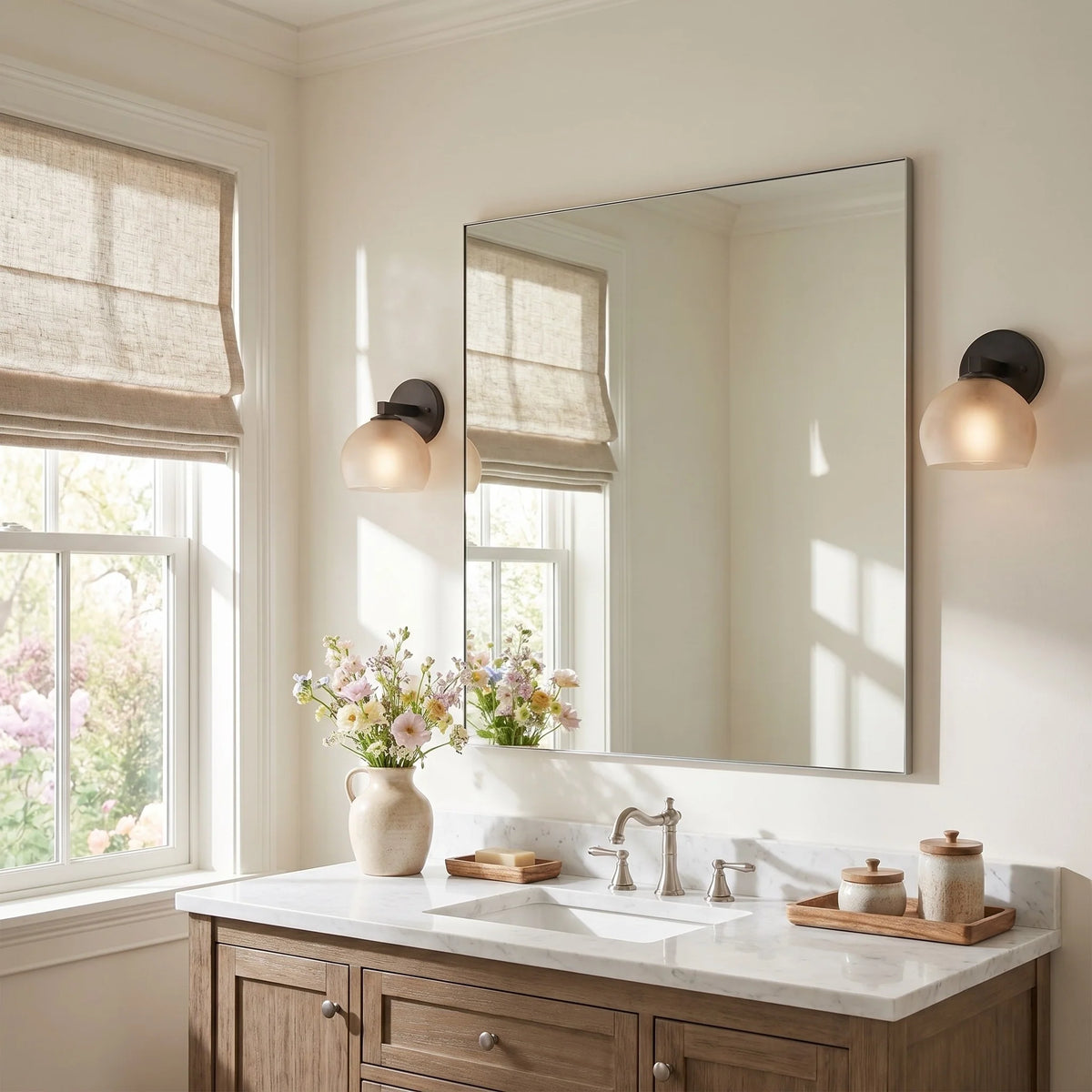 Aplique de pared con globos de cristal Valdina en un baño luminoso – imagen 11