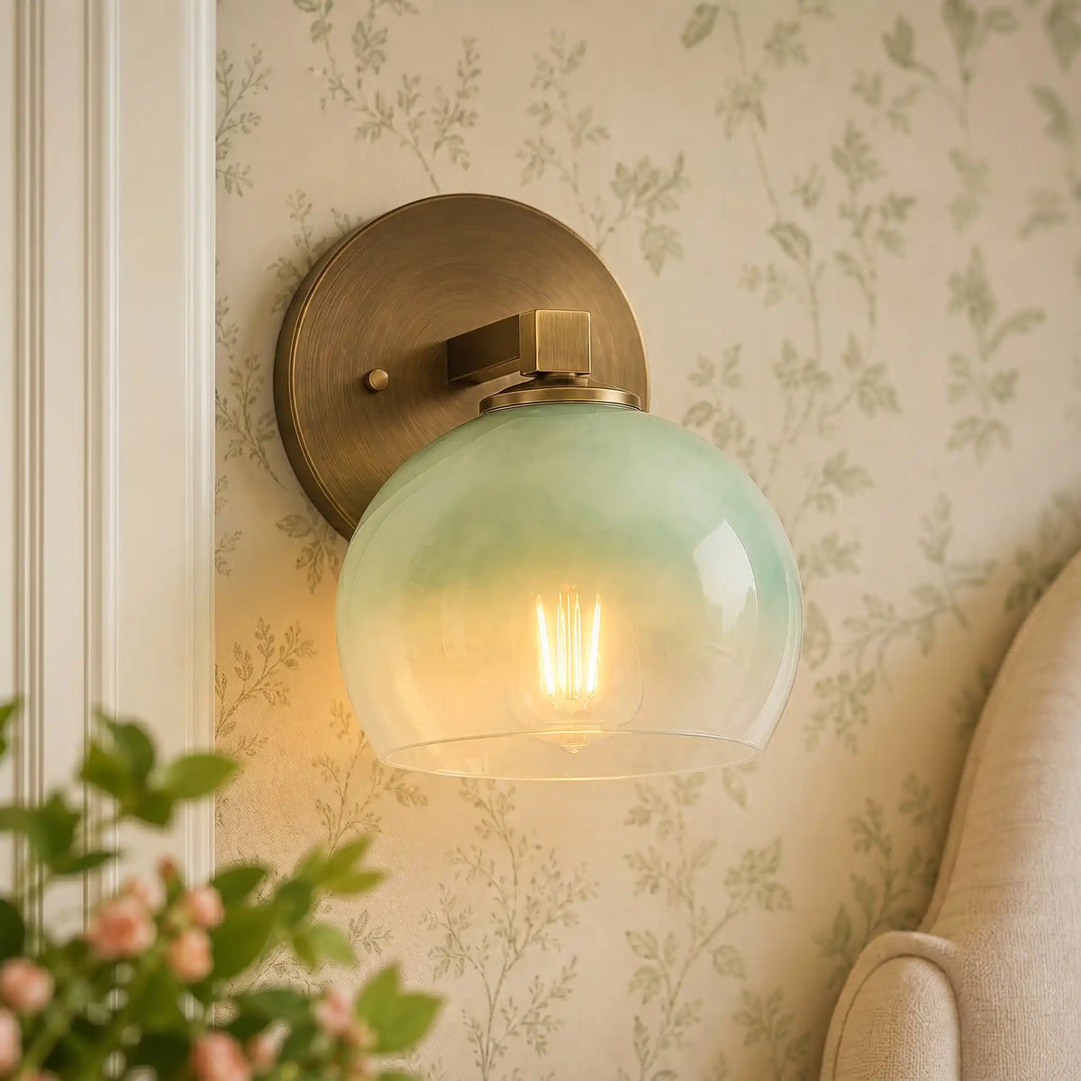 Aplique de pared con globos de cristal Valdina en un baño luminoso – imagen 6