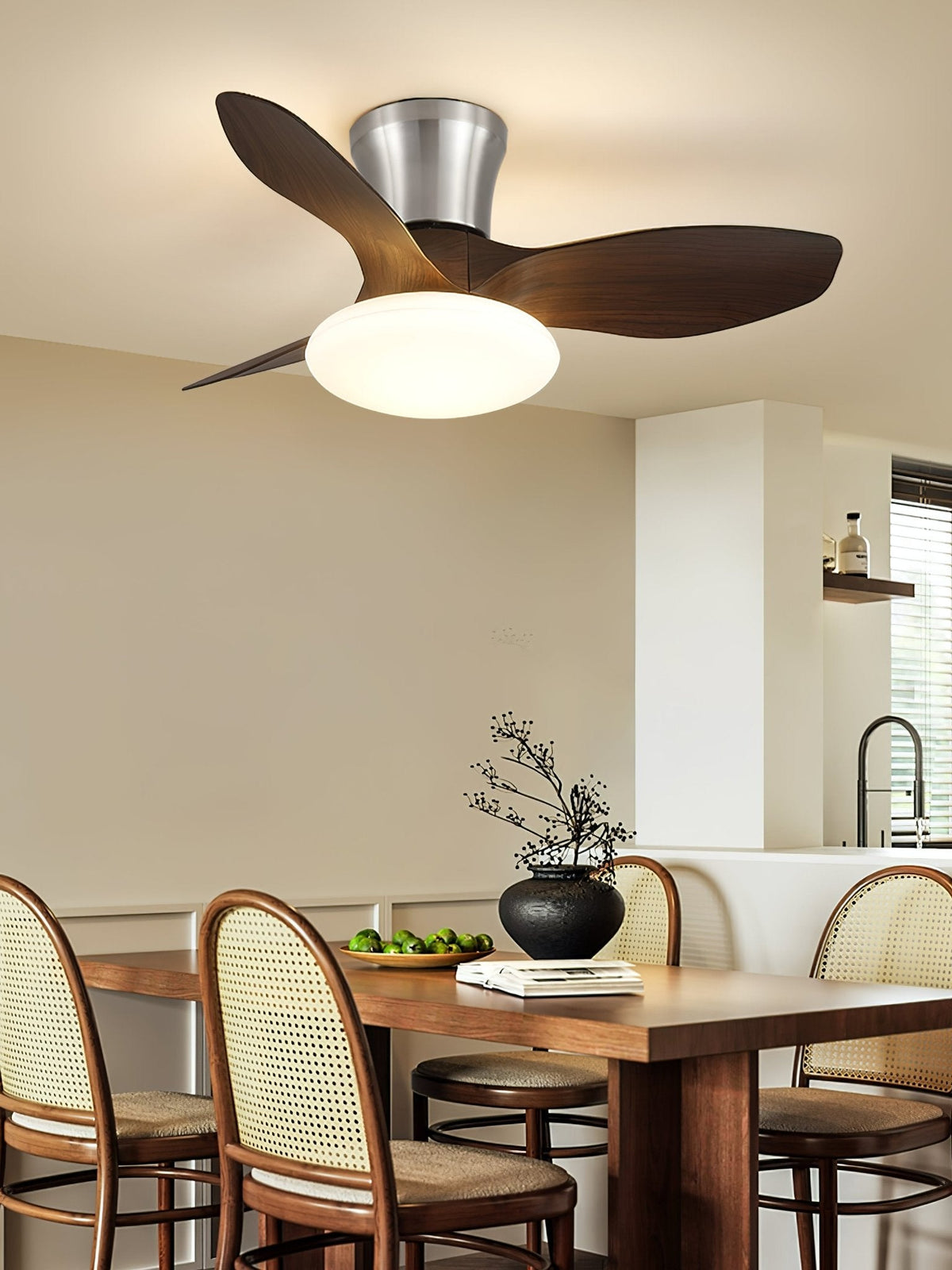 Ventilador de techo con luz Elipsia en un dormitorio contemporáneo – imagen 6