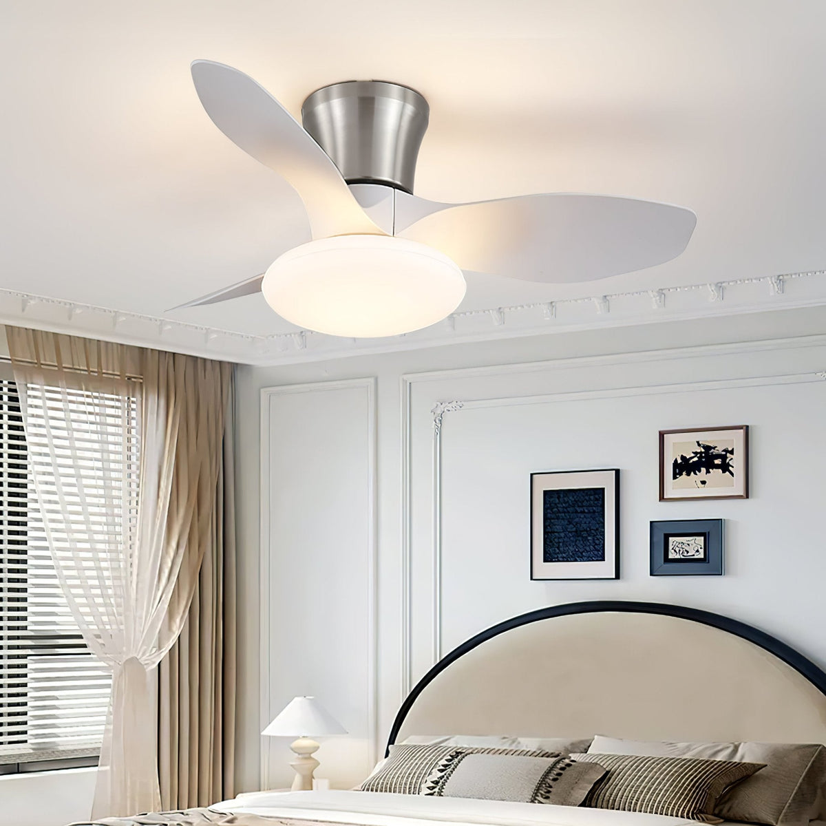 Ventilador de techo con luz Elipsia en un dormitorio contemporáneo – imagen 4