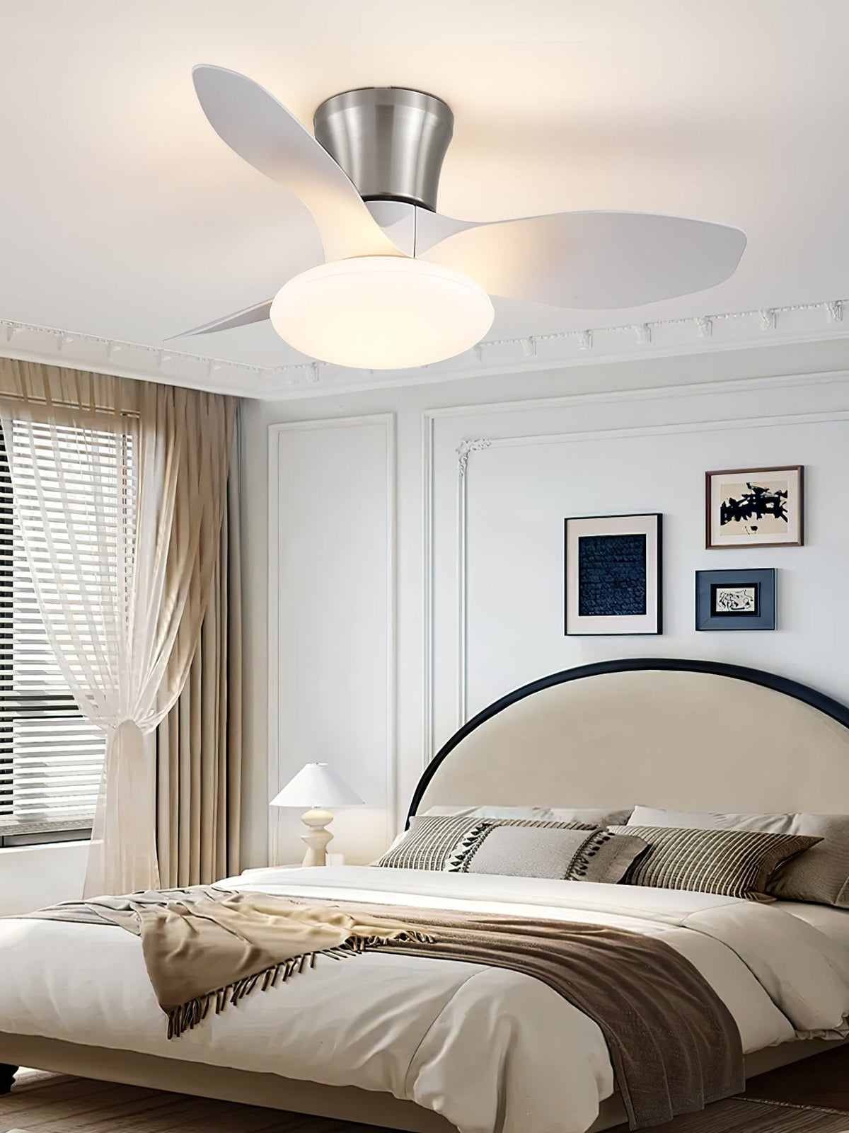 Ventilador de techo con luz Elipsia en un dormitorio contemporáneo – imagen 7