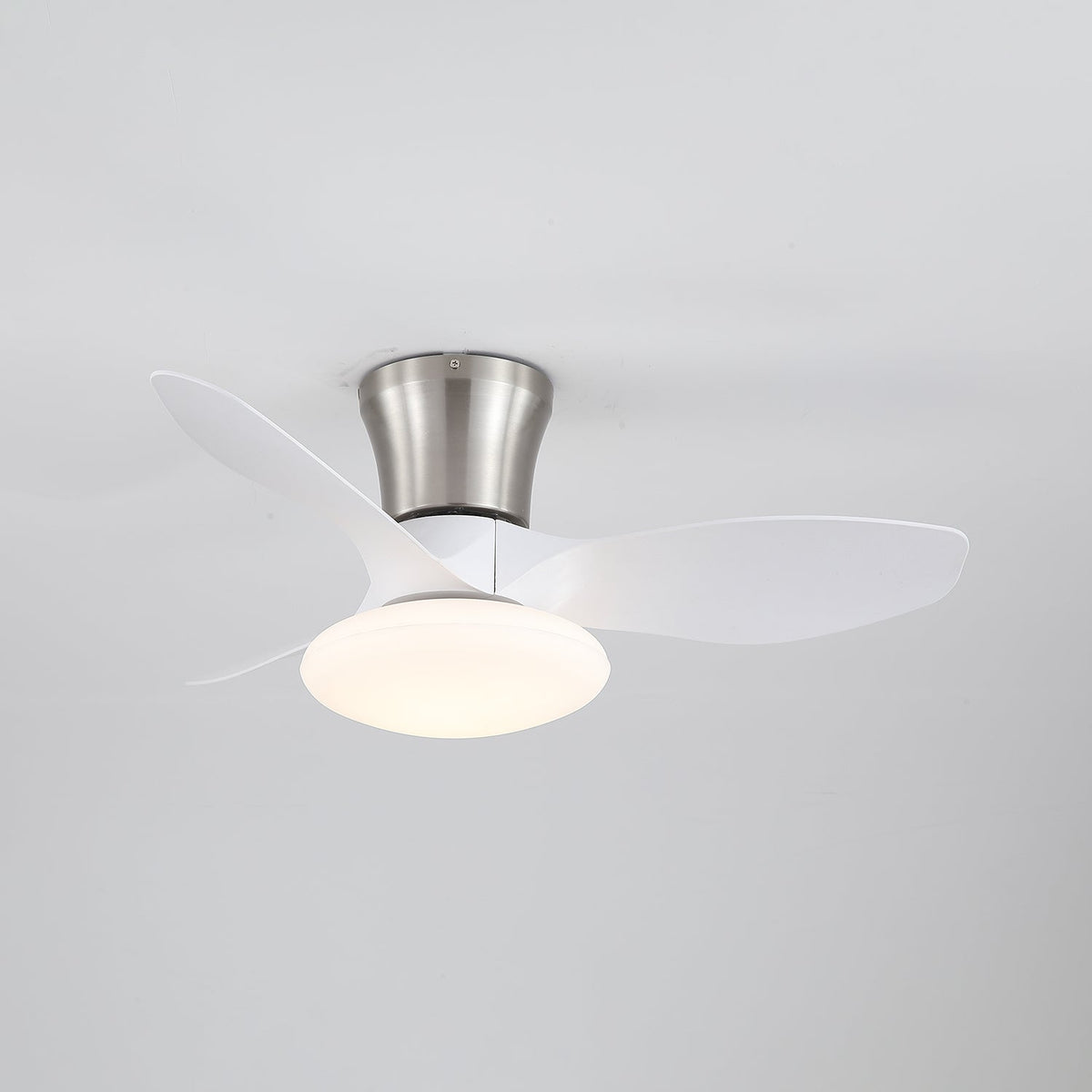 Ventilador de techo con luz Elipsia en un dormitorio contemporáneo – imagen 18