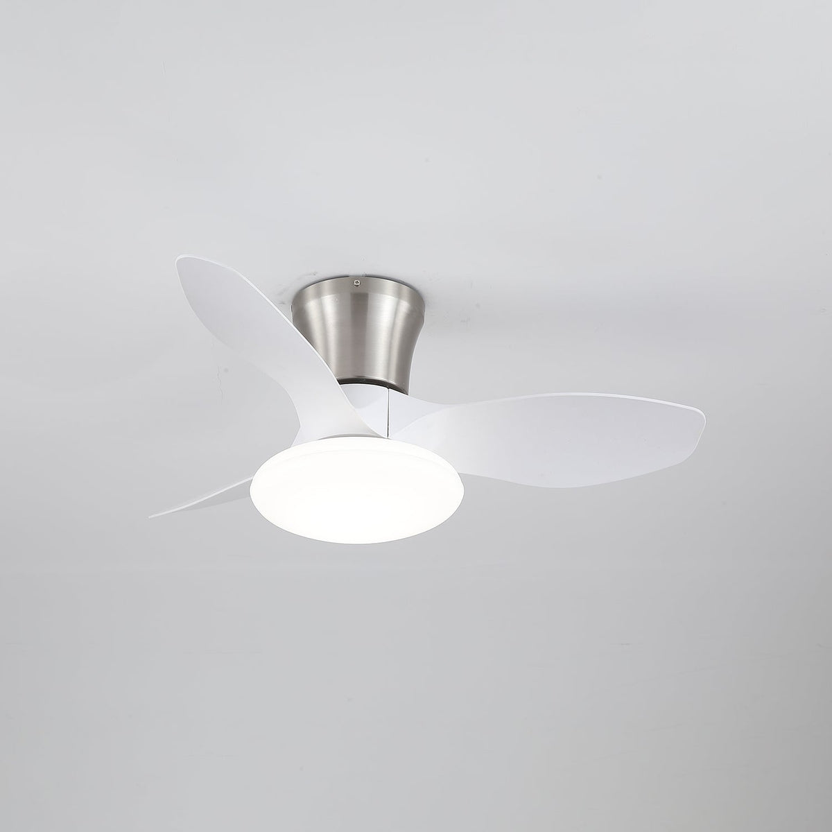 Ventilador de techo con luz Elipsia en un dormitorio contemporáneo – imagen 21