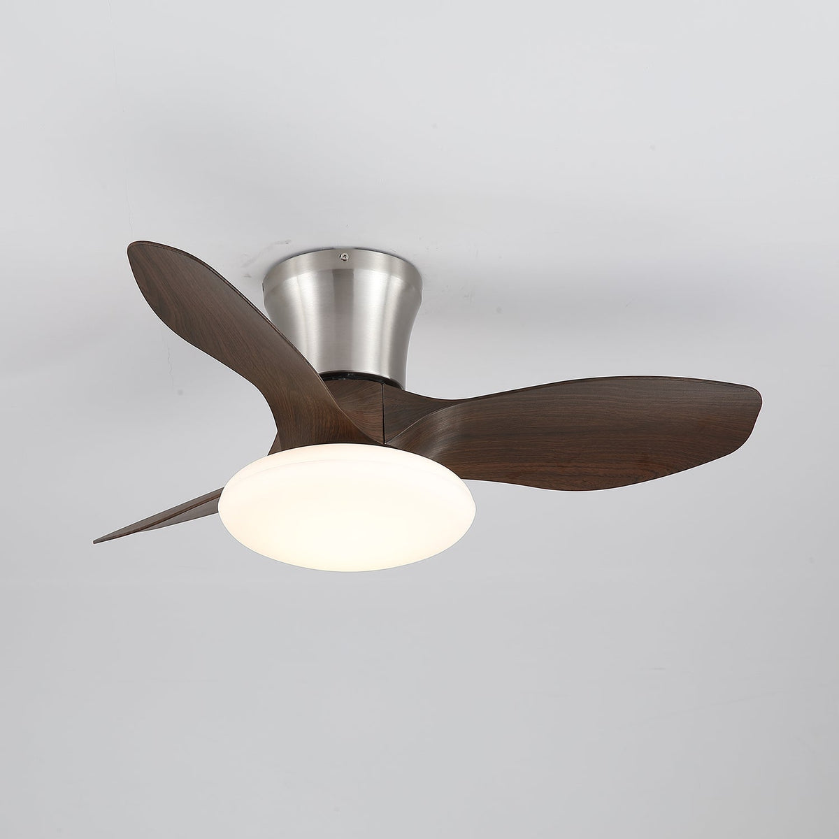 Ventilador de techo con luz Elipsia en un dormitorio contemporáneo – imagen 9