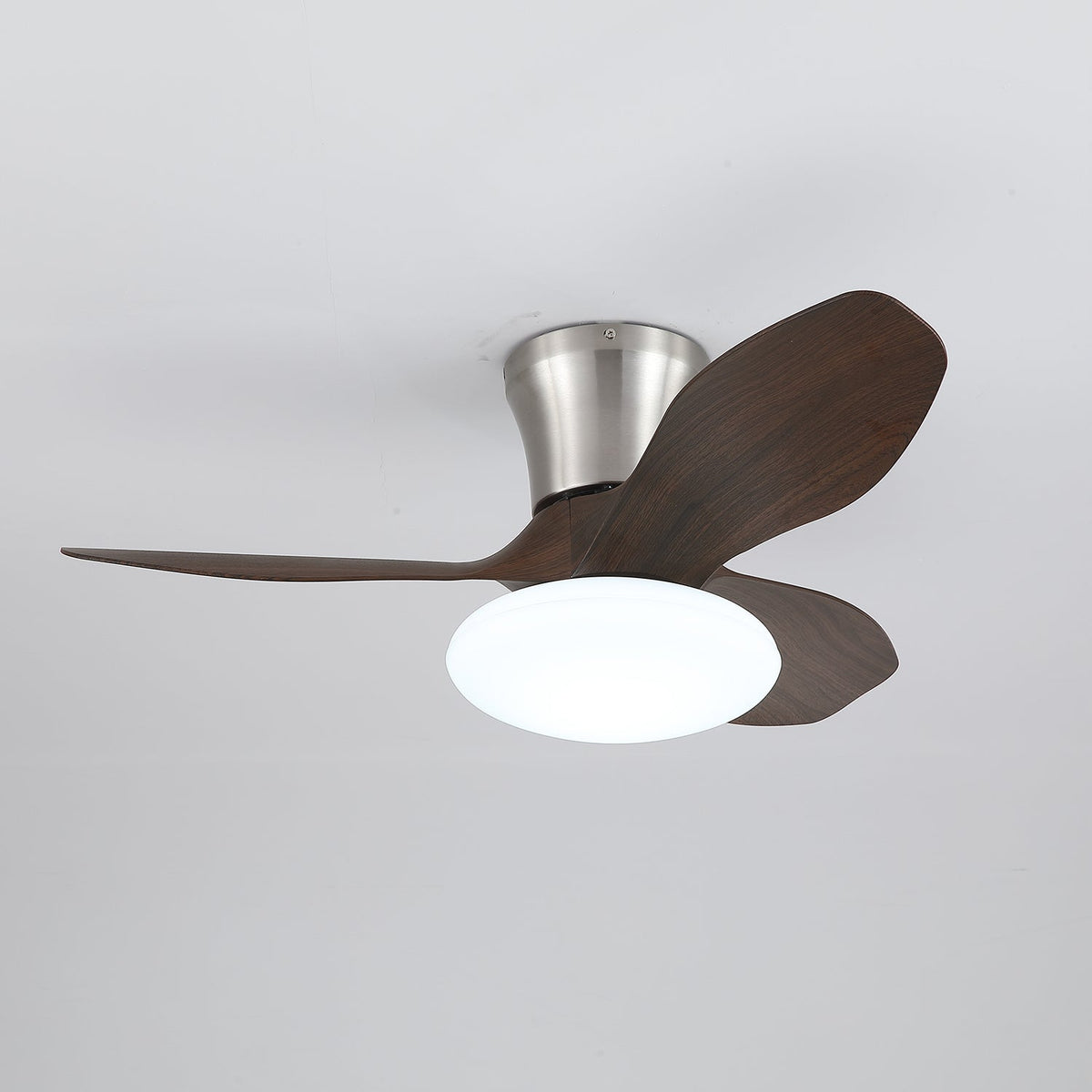 Ventilador de techo con luz Elipsia en un dormitorio contemporáneo – imagen 11