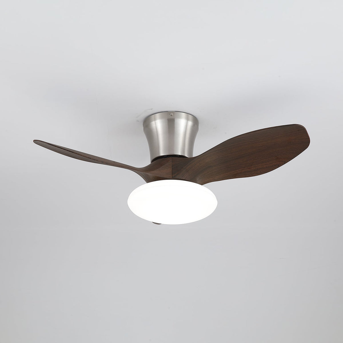 Ventilador de techo con luz Elipsia en un dormitorio contemporáneo – imagen 12