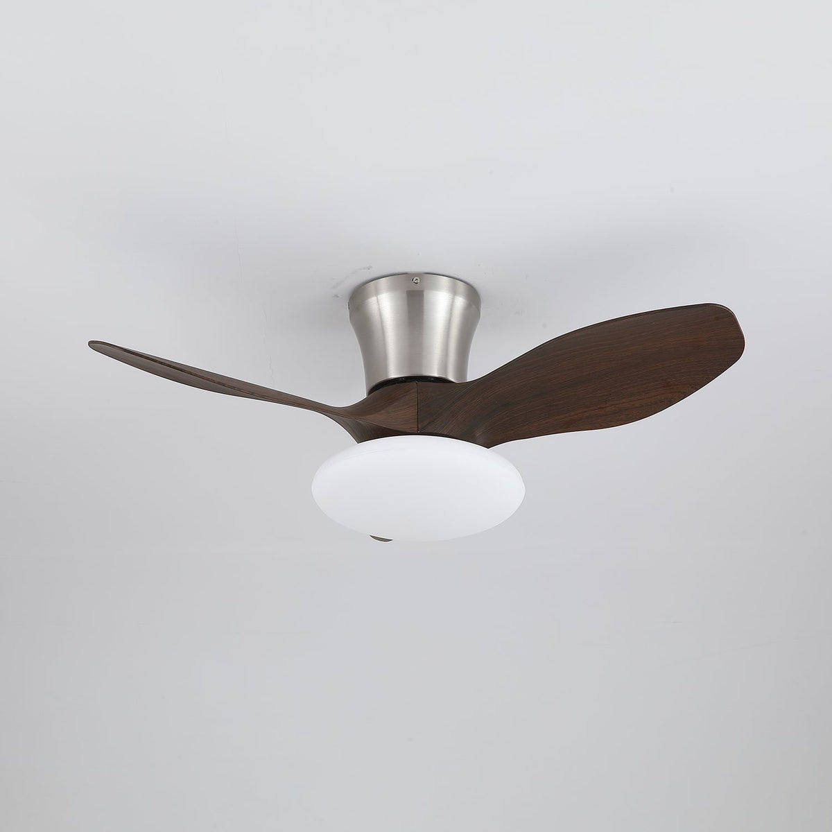 Ventilador de techo con luz Elipsia en un dormitorio contemporáneo – imagen 13