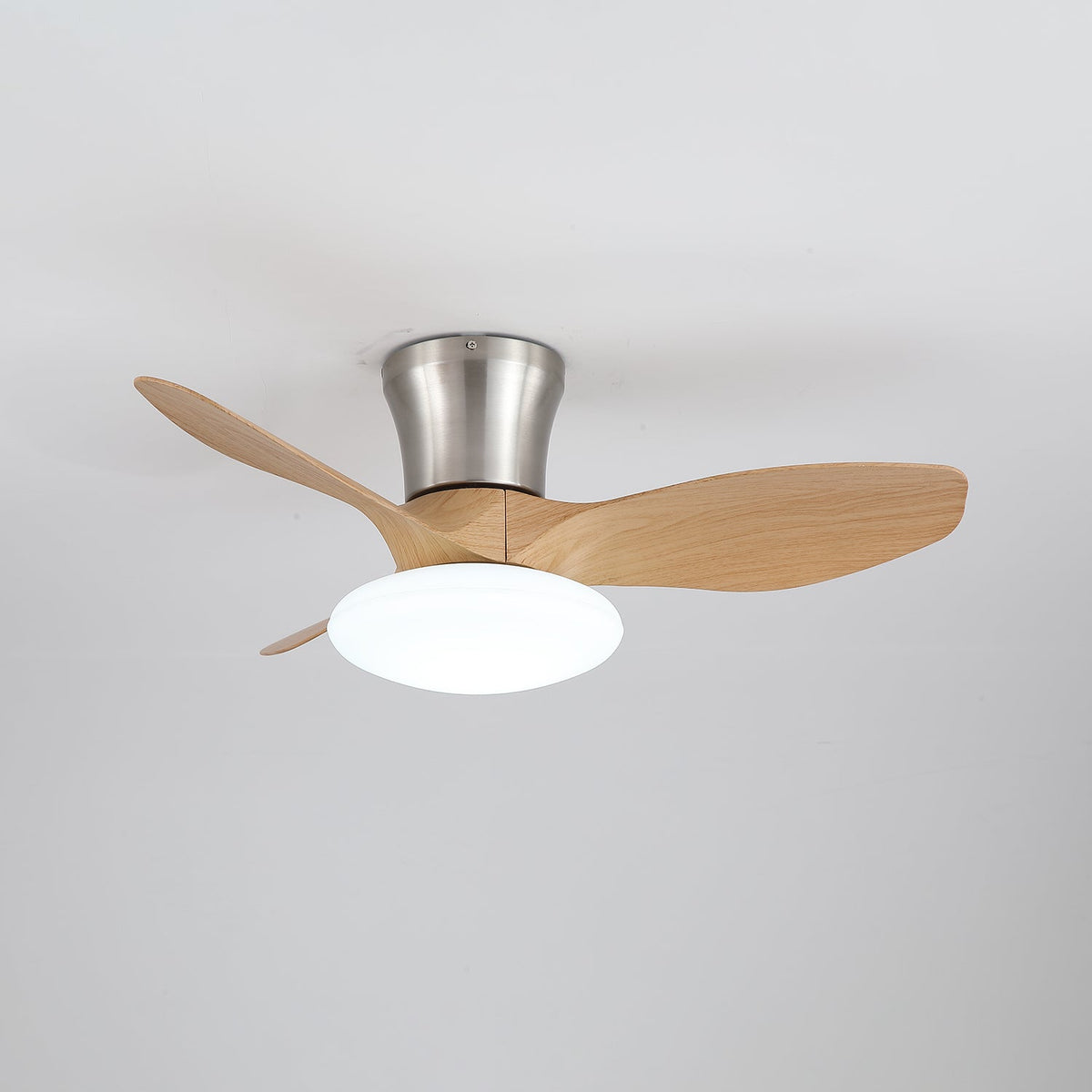 Ventilador de techo con luz Elipsia en un dormitorio contemporáneo – imagen 15
