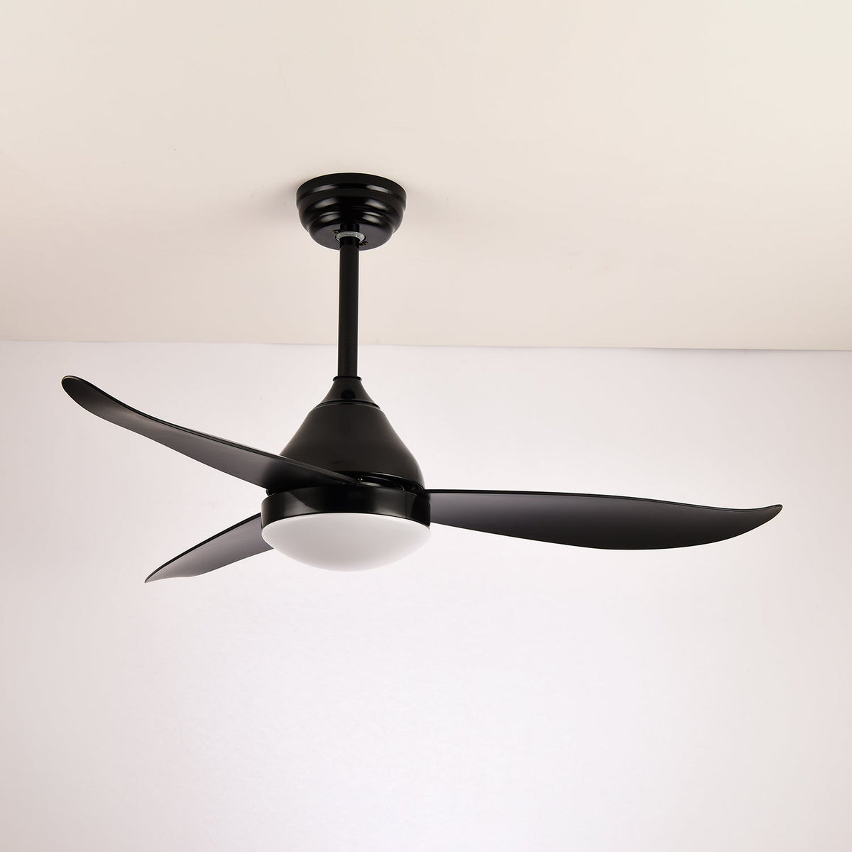Ventilador de techo con luz Fiordia en un salón de estilo nórdico – imagen 10