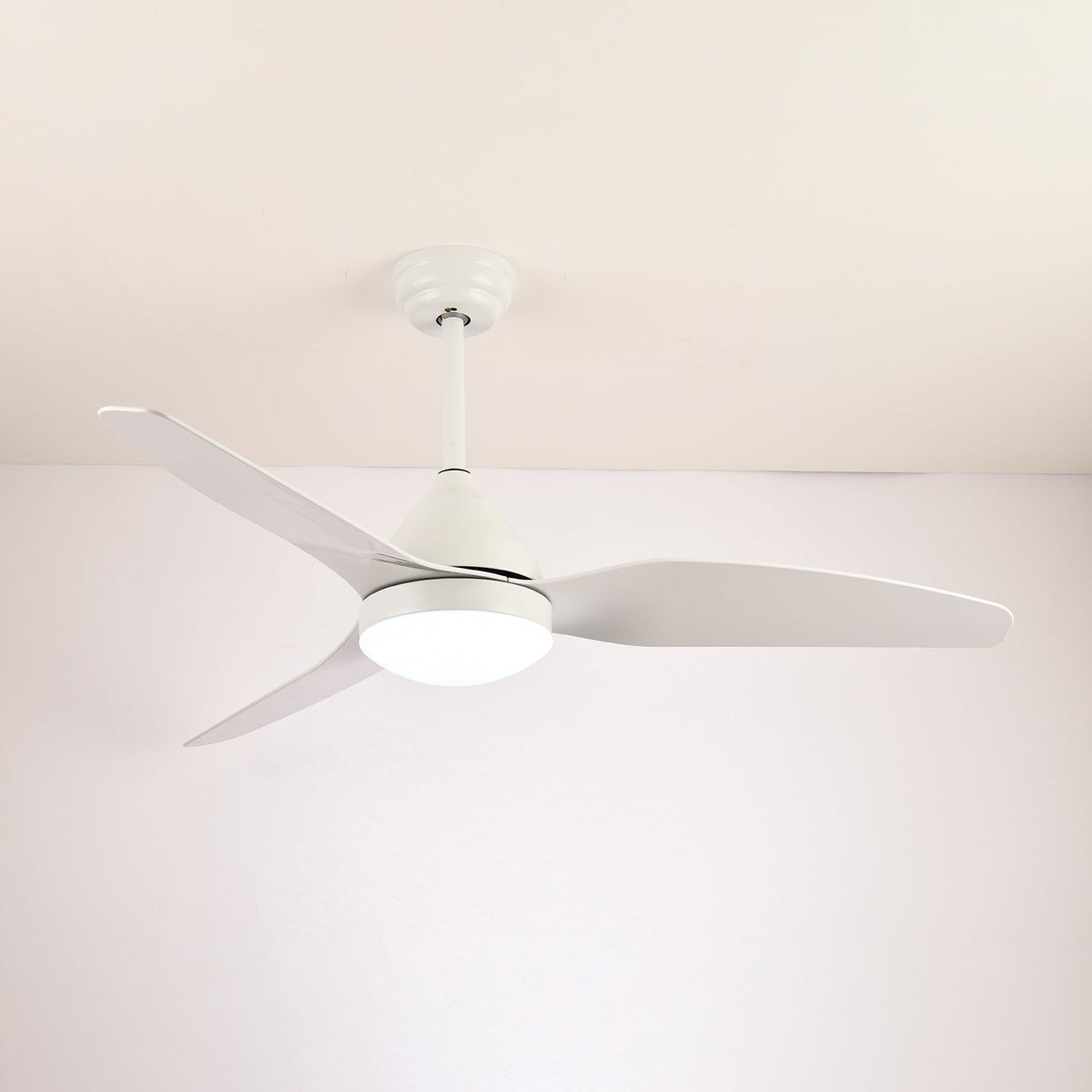 Ventilador de techo con luz Fiordia en un salón de estilo nórdico – imagen 4