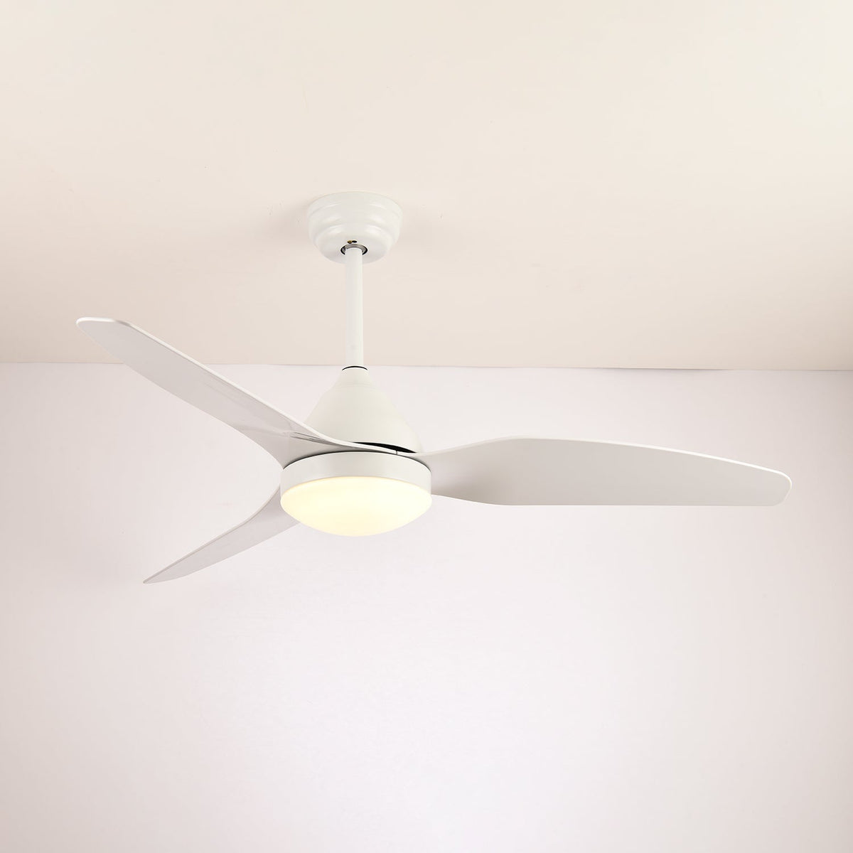 Ventilador de techo con luz Fiordia en un salón de estilo nórdico – imagen 5