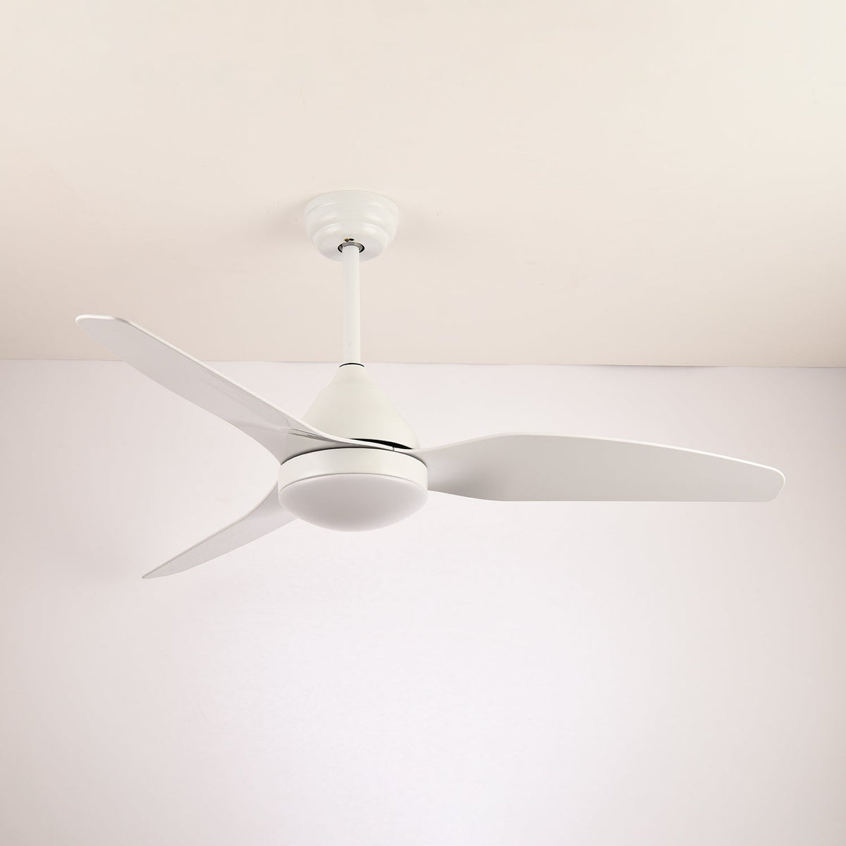 Ventilador de techo con luz Fiordia en un salón de estilo nórdico – imagen 6
