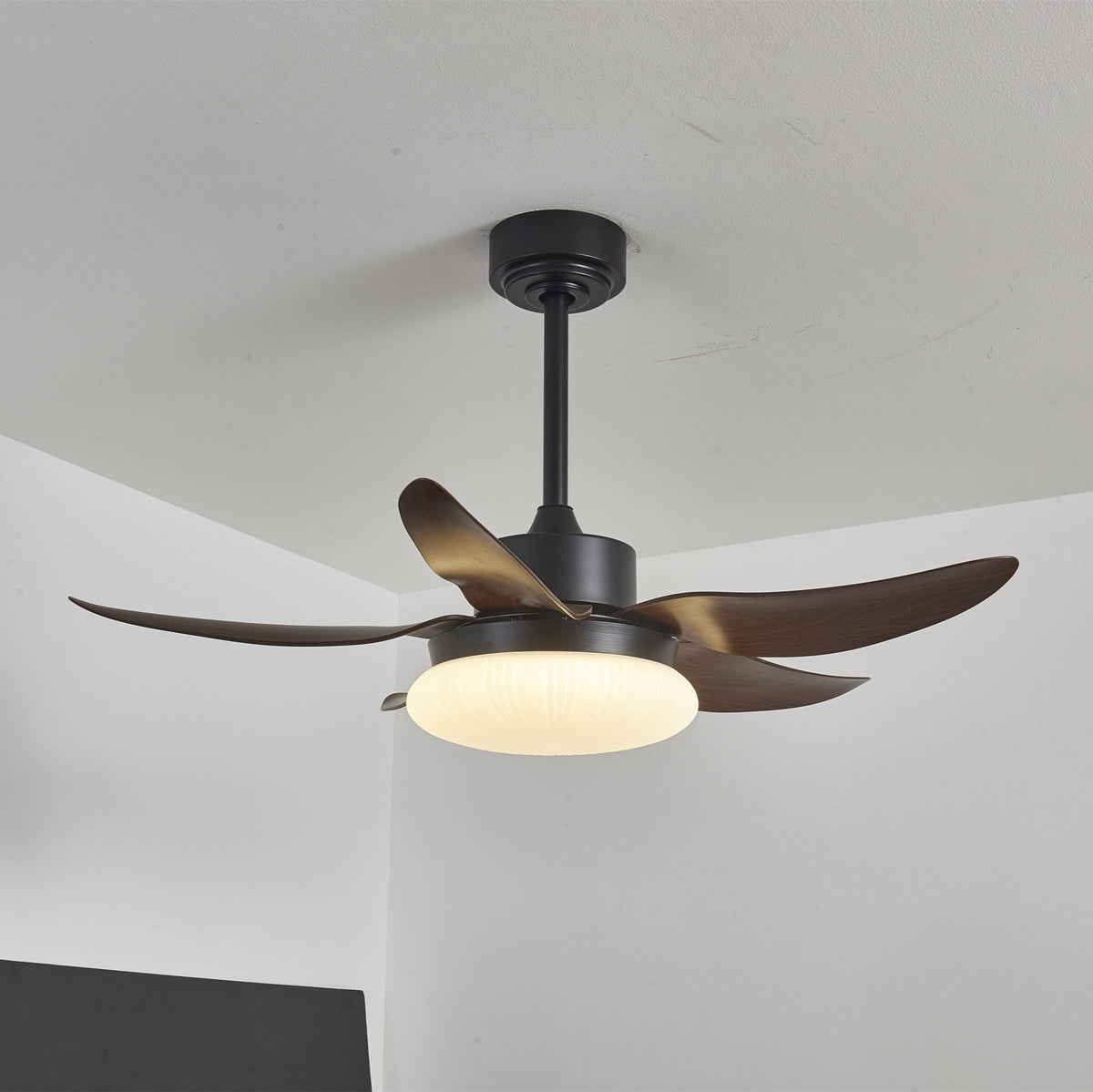 Ventilador de techo con luz Palmira en un dormitorio tranquilo – imagen 2