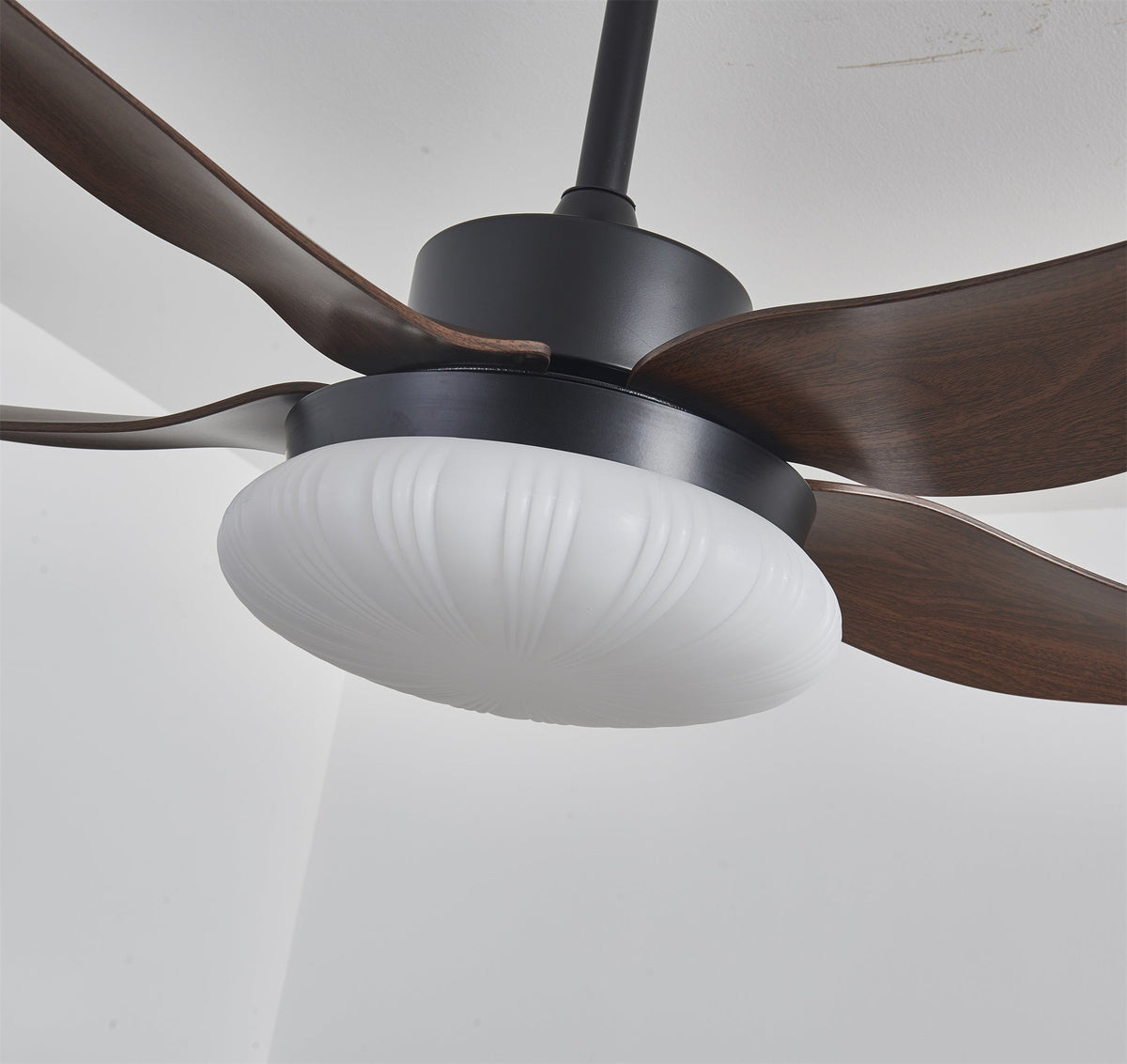 Ventilador de techo con luz Palmira en un dormitorio tranquilo – imagen 13