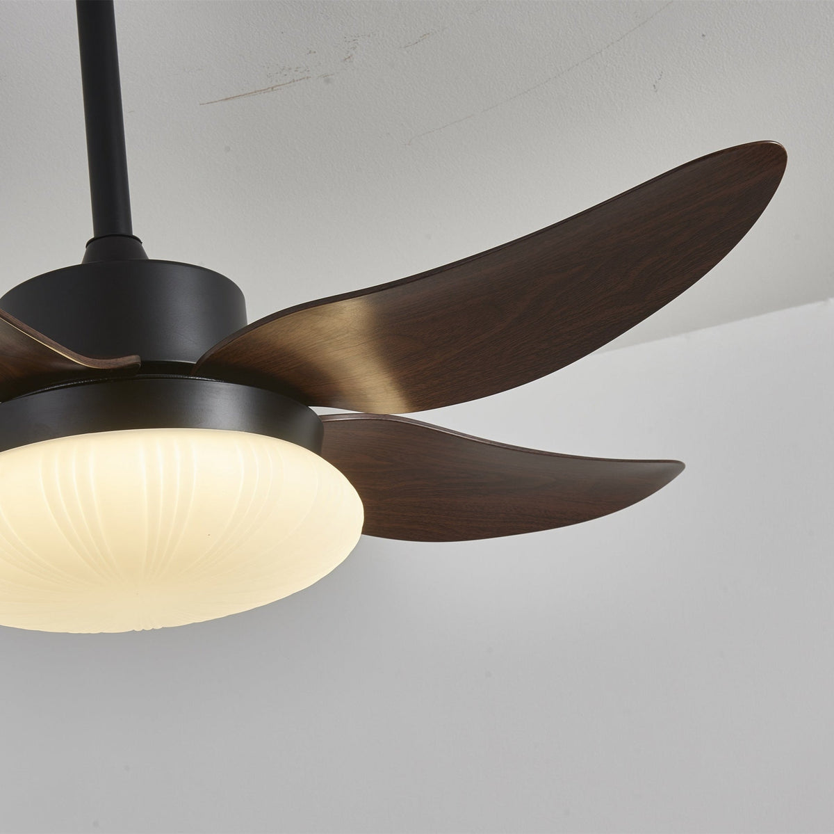 Ventilador de techo con luz Palmira en un dormitorio tranquilo – imagen 14