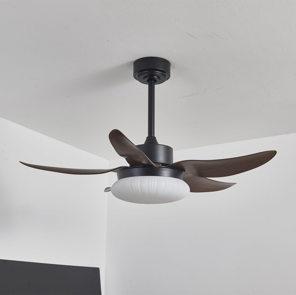 Ventilador de techo con luz Palmira en un dormitorio tranquilo – imagen 5