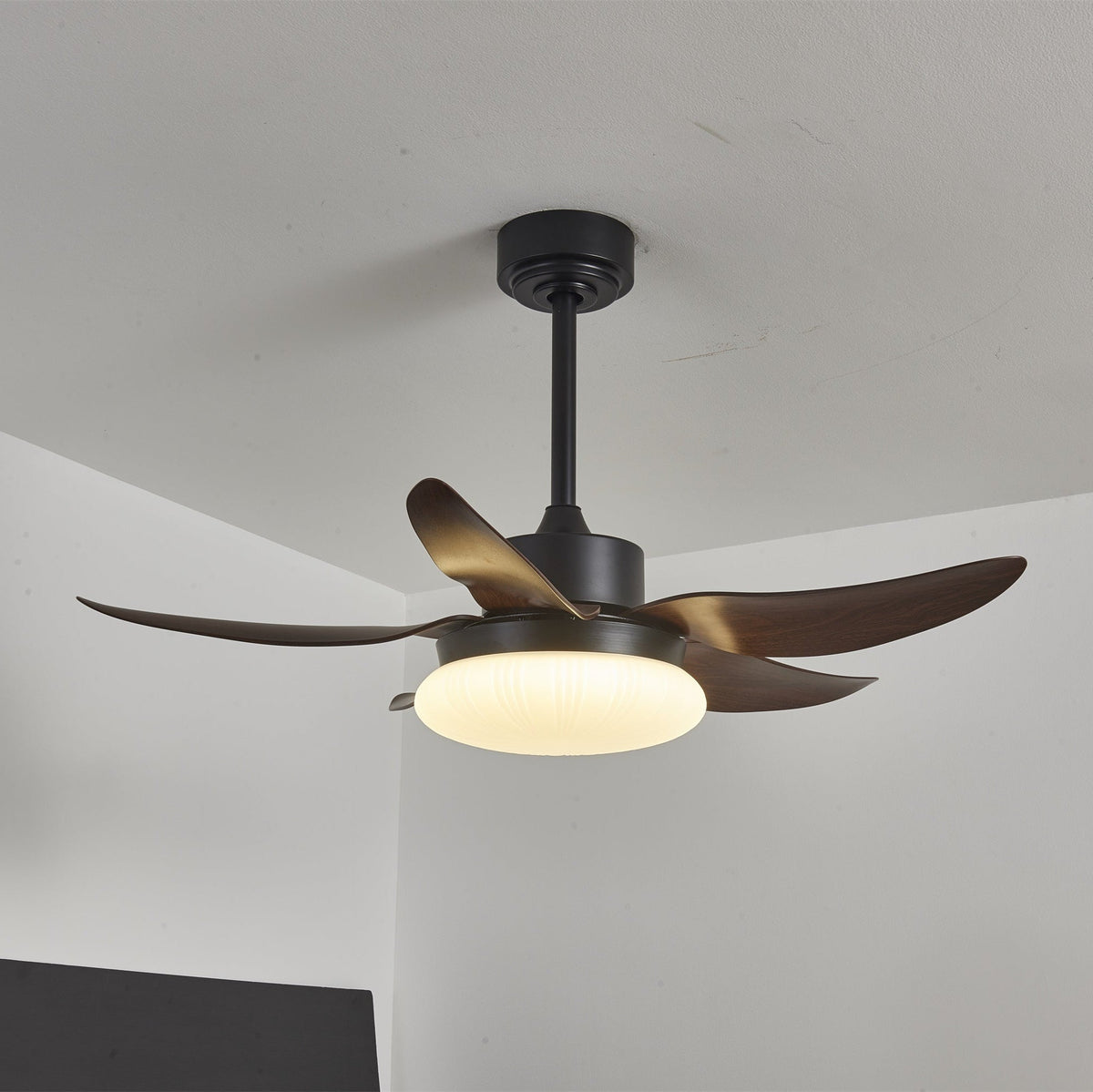 Ventilador de techo con luz Palmira en un dormitorio tranquilo – imagen 6