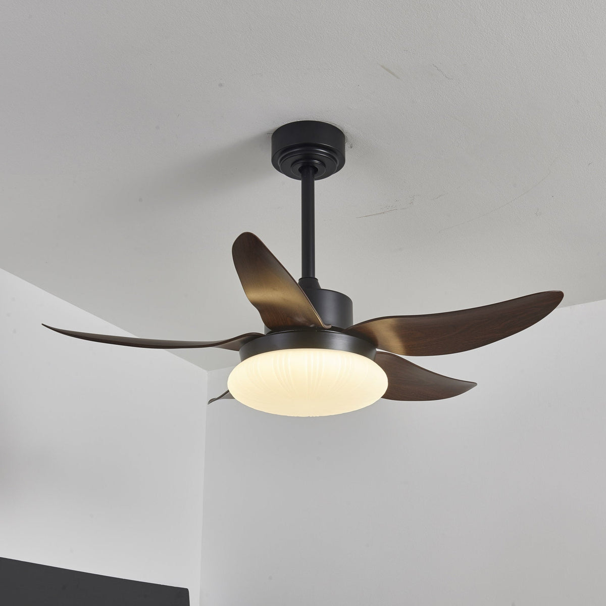 Ventilador de techo con luz Palmira en un dormitorio tranquilo – imagen 7