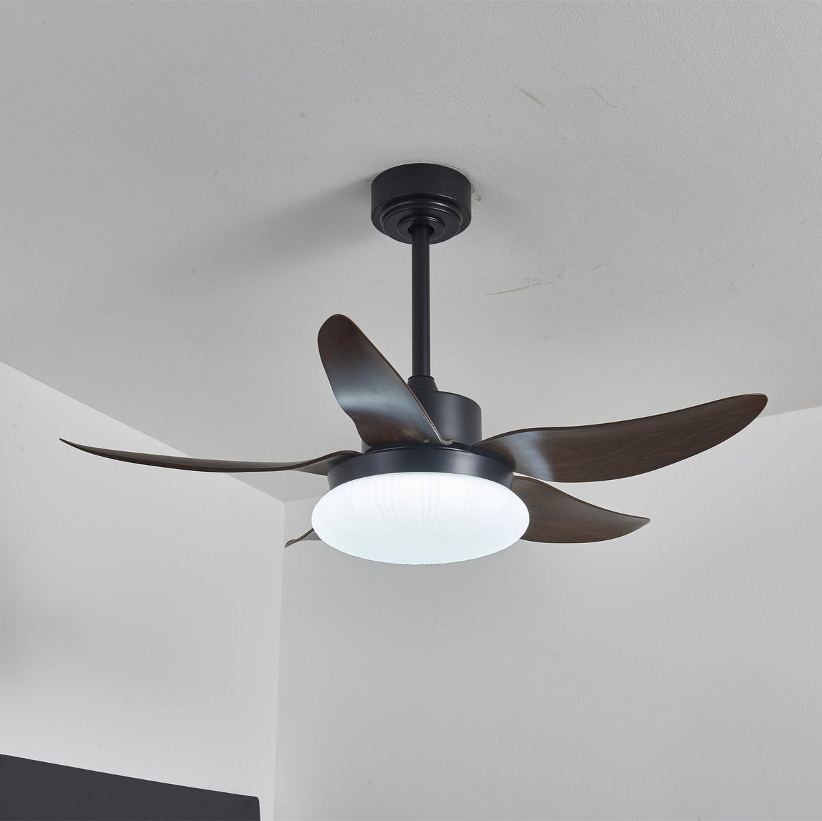 Ventilador de techo con luz Palmira en un dormitorio tranquilo – imagen 9