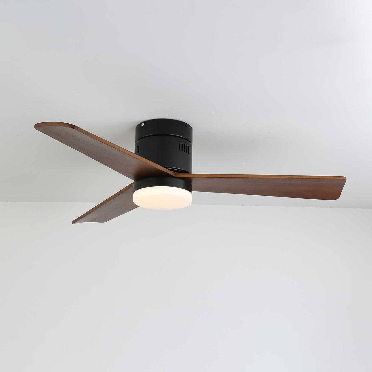 Ventilador de techo con luz Aireno en un salón minimalista – imagen 24