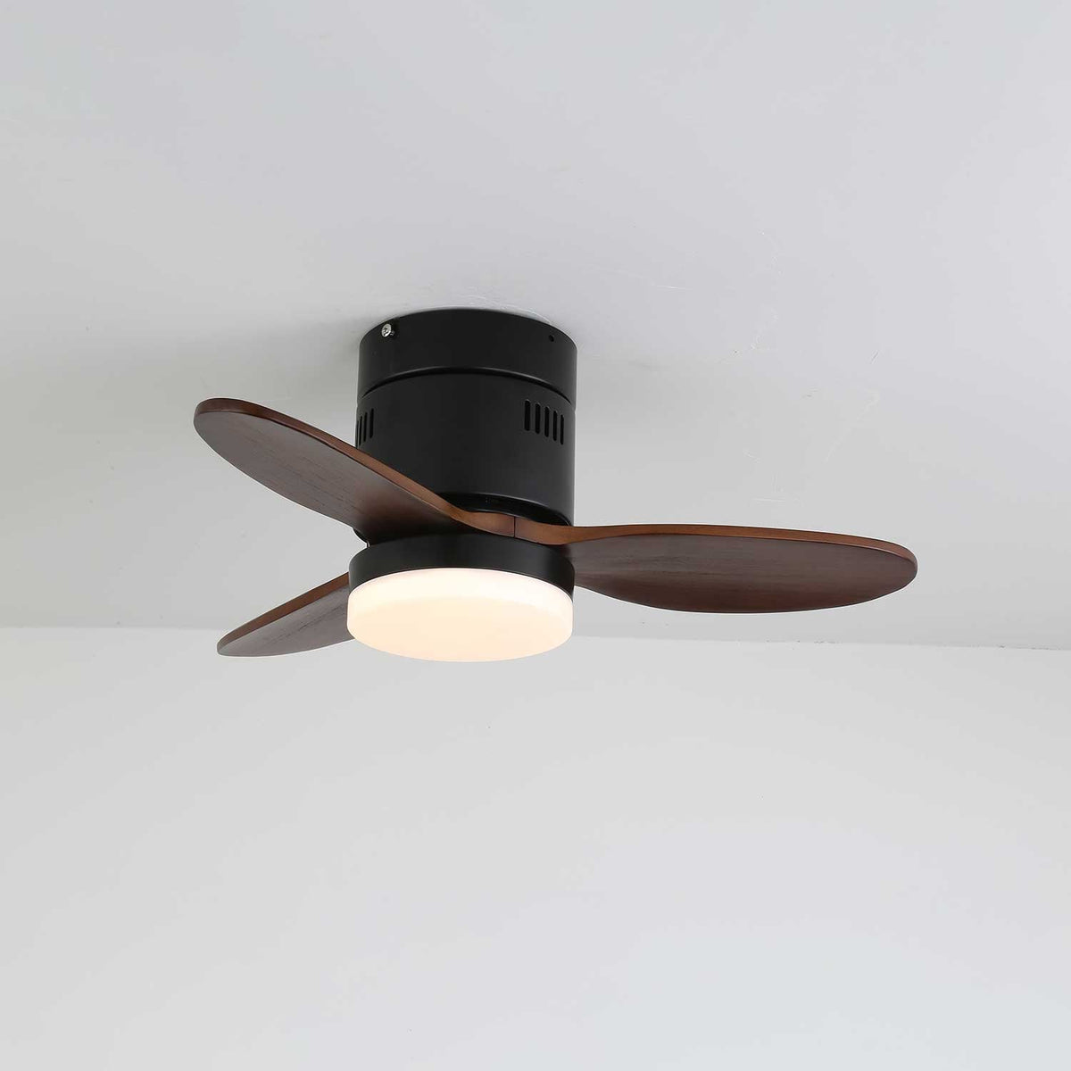 Ventilador de techo con luz Aireno en un salón minimalista – imagen 27