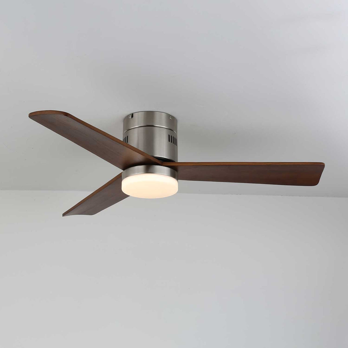 Ventilador de techo con luz Aireno en un salón minimalista – imagen 21