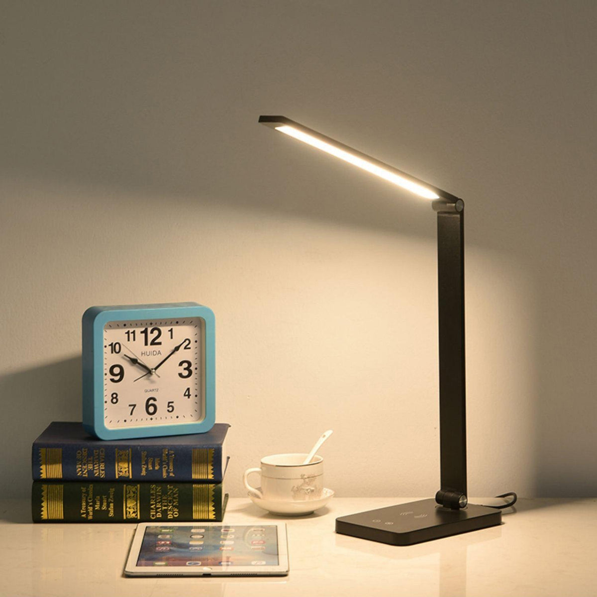 Lámpara de escritorio LED Pupitra sobre un escritorio – imagen 2