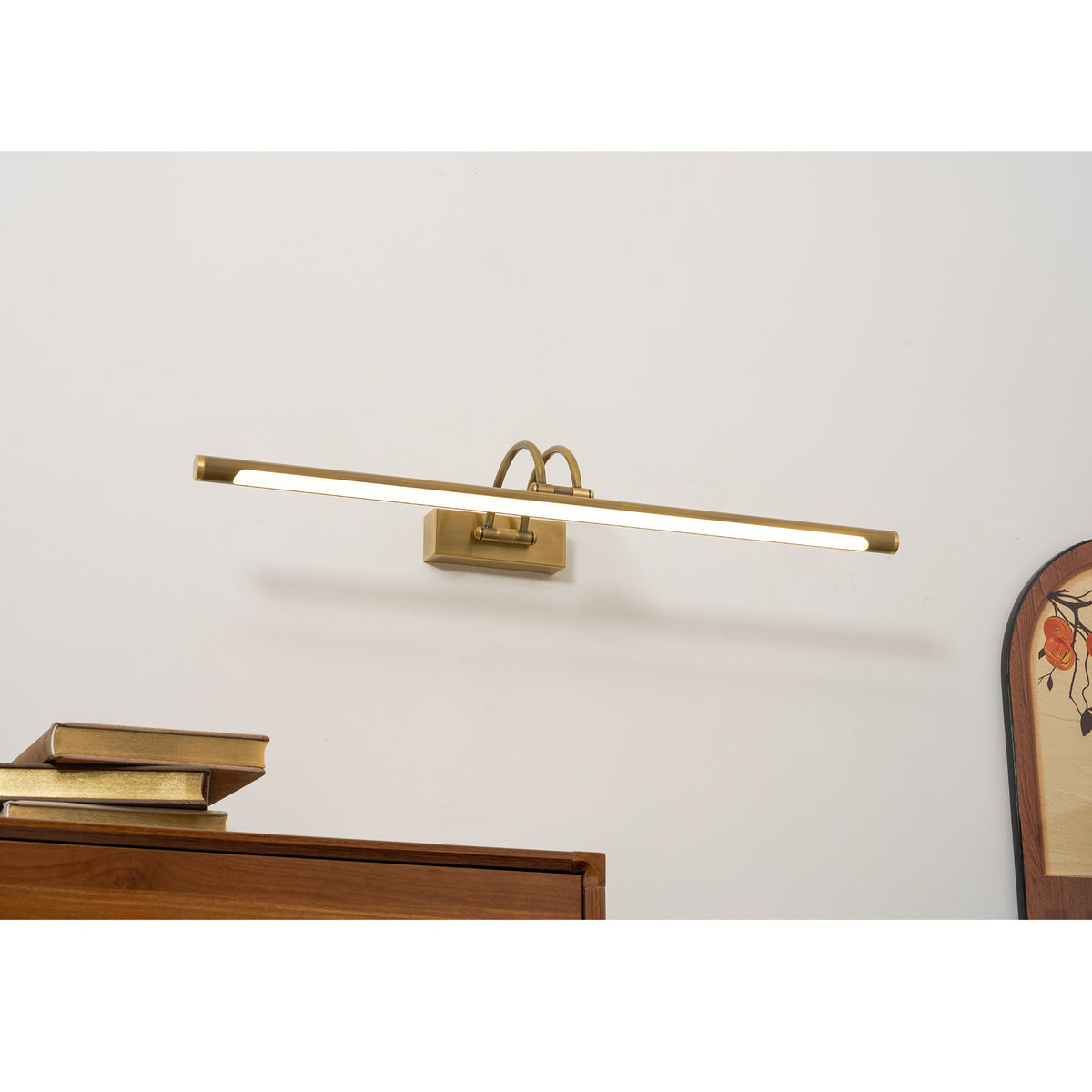 Aplique para cuadros recargable Retablo sobre un cuadro en el salón – imagen 18