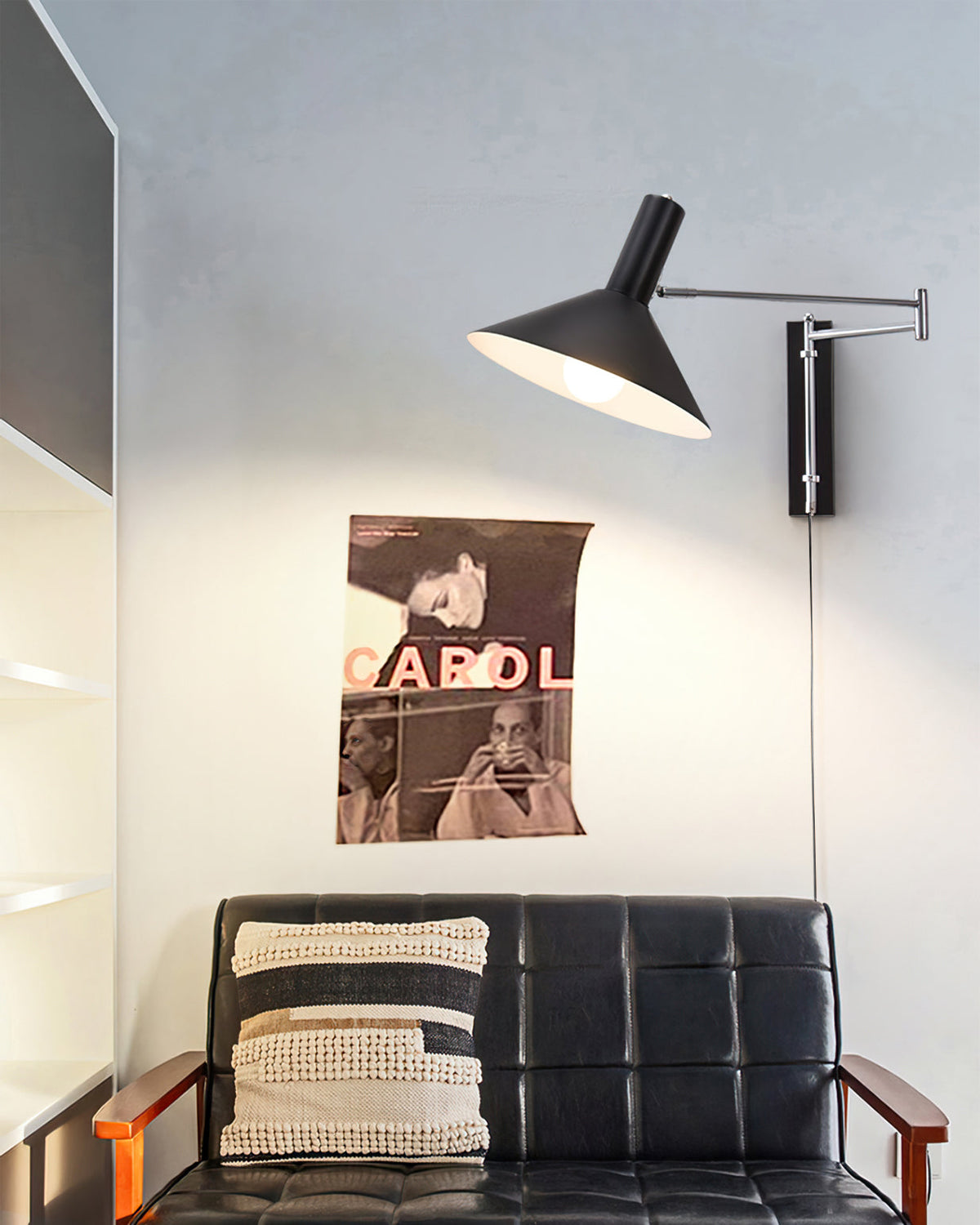 Aplique de pared articulado Brazola junto a un sillón de lectura – imagen 5