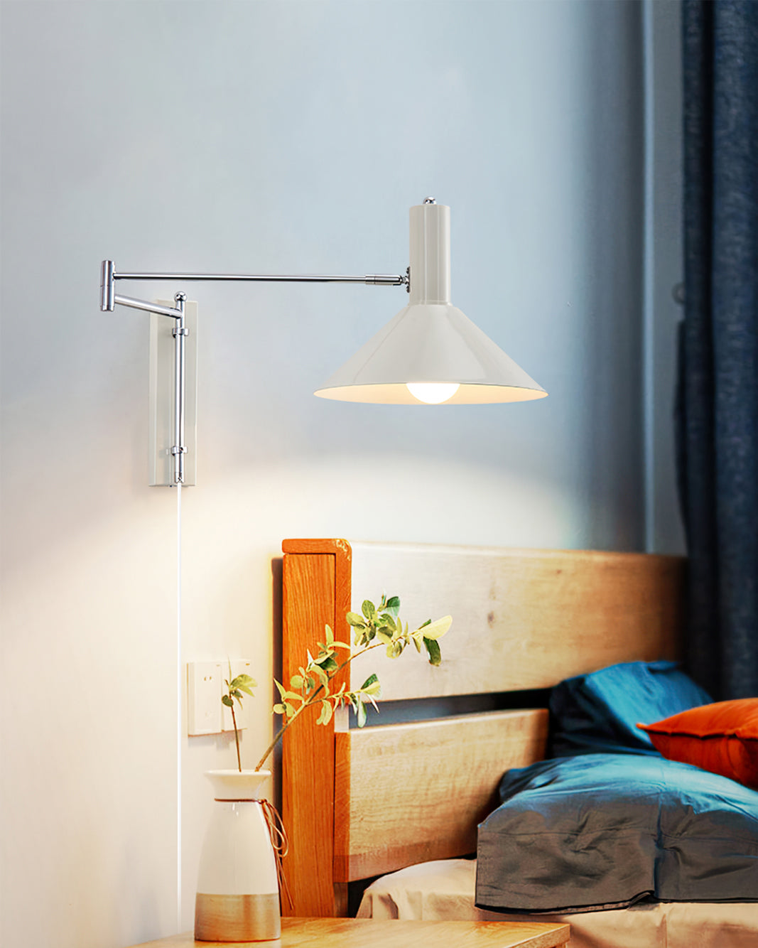 Aplique de pared articulado Brazola junto a un sillón de lectura – imagen 6
