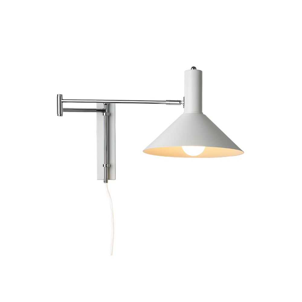 Aplique de pared articulado Brazola junto a un sillón de lectura – imagen 17