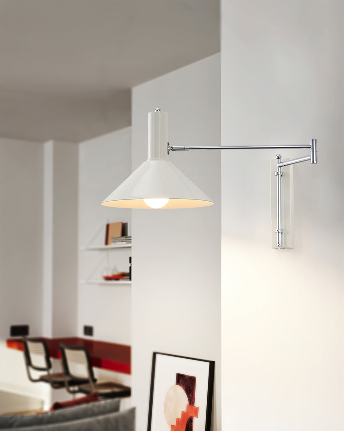 Aplique de pared articulado Brazola junto a un sillón de lectura – imagen 9