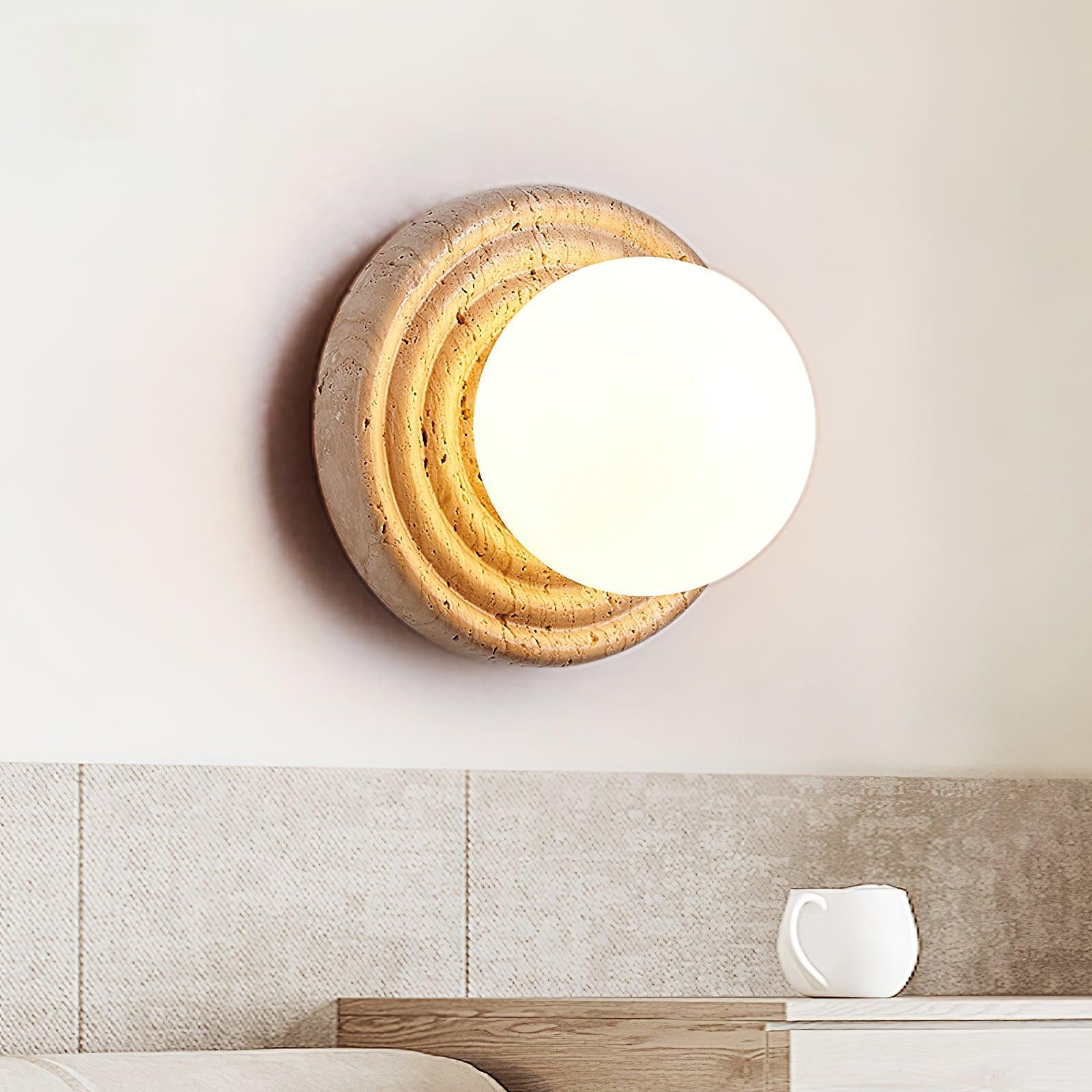 Aplique de Pared Minimalista Redondo de Travertino con Esfera de Vidrio Opalino 0