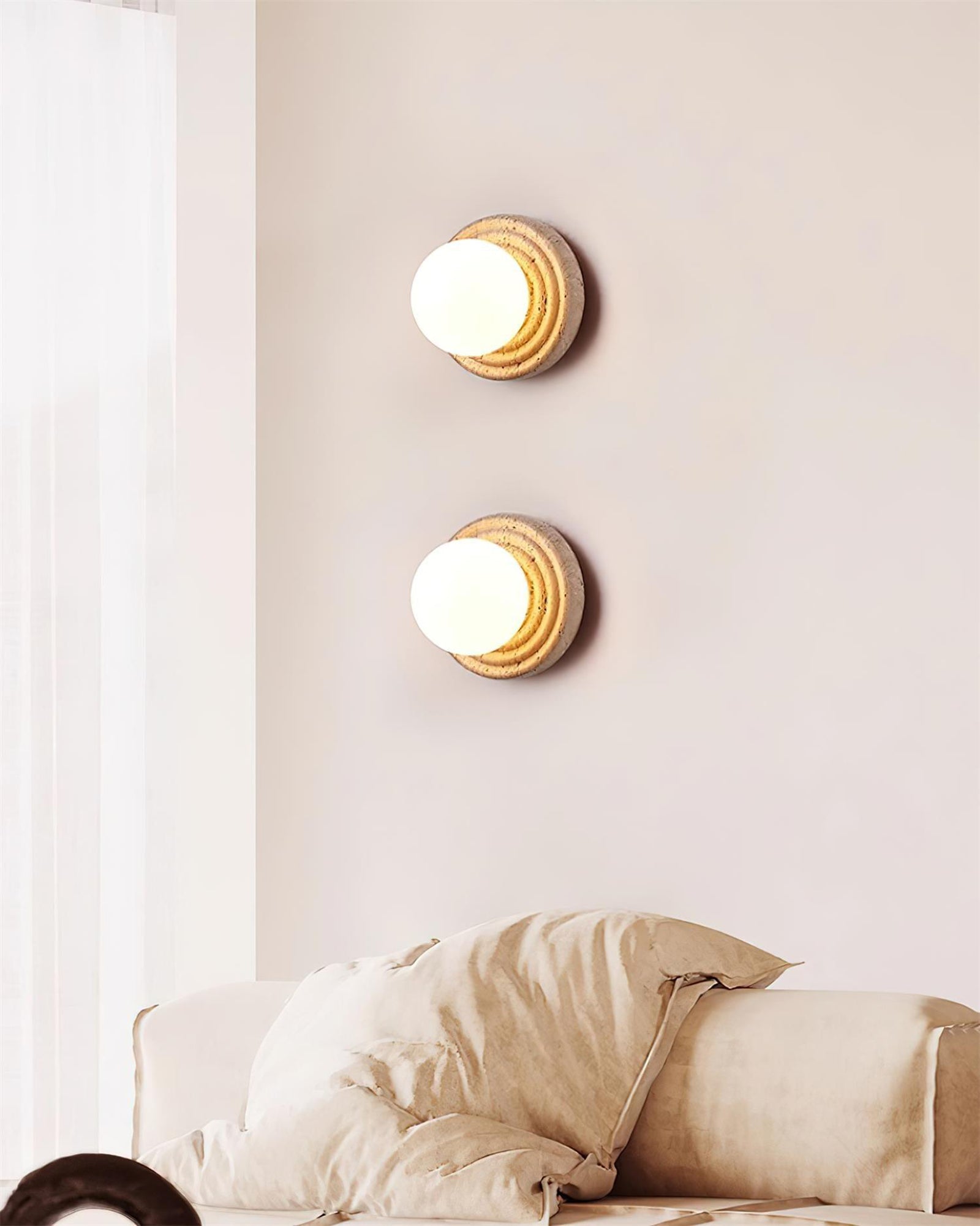 Aplique de Pared Minimalista Redondo de Travertino con Esfera de Vidrio Opalino 7