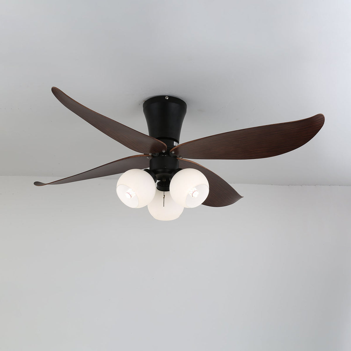 Ventilador de techo con luz Ulmera en un dormitorio acogedor – imagen 6
