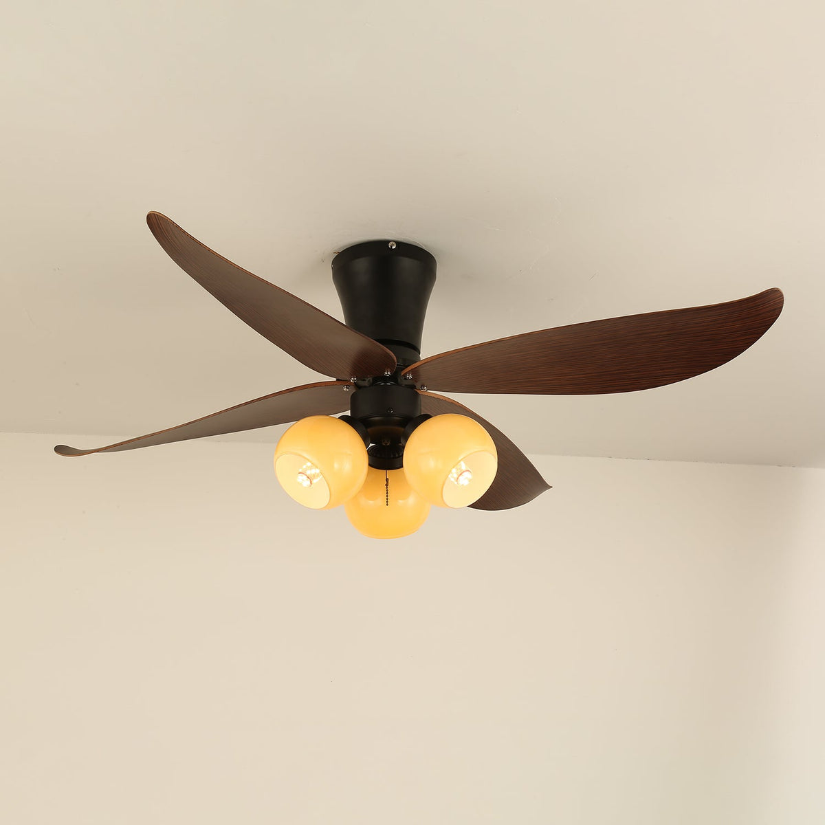 Ventilador de techo con luz Ulmera en un dormitorio acogedor – imagen 11