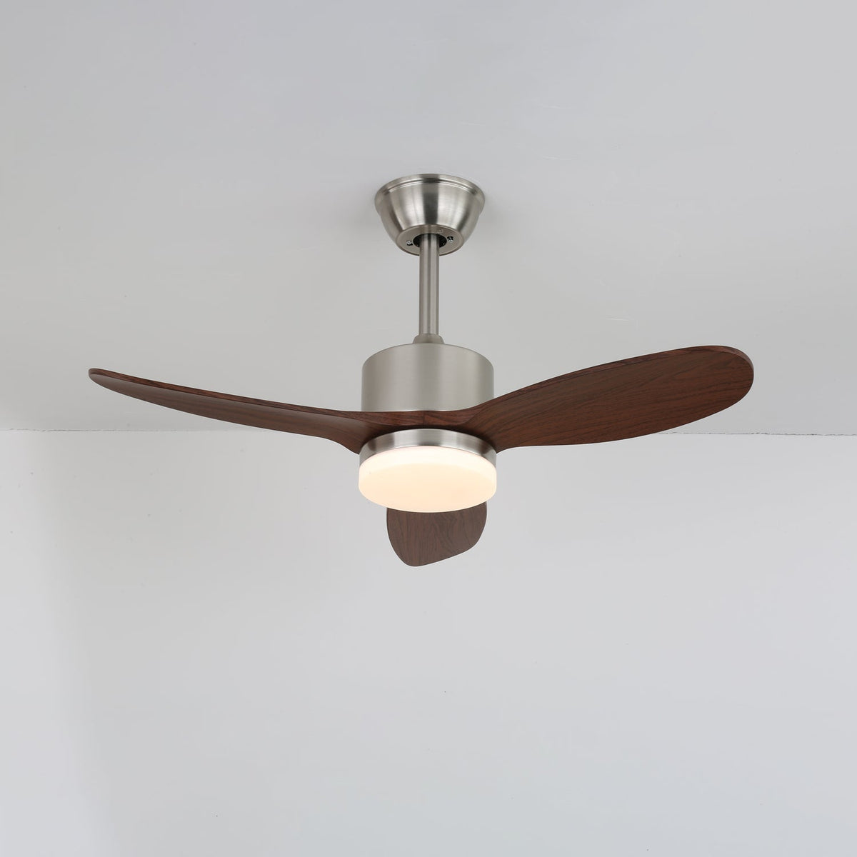 Ventilador de techo con luz Dalvera en un salón contemporáneo – imagen 4