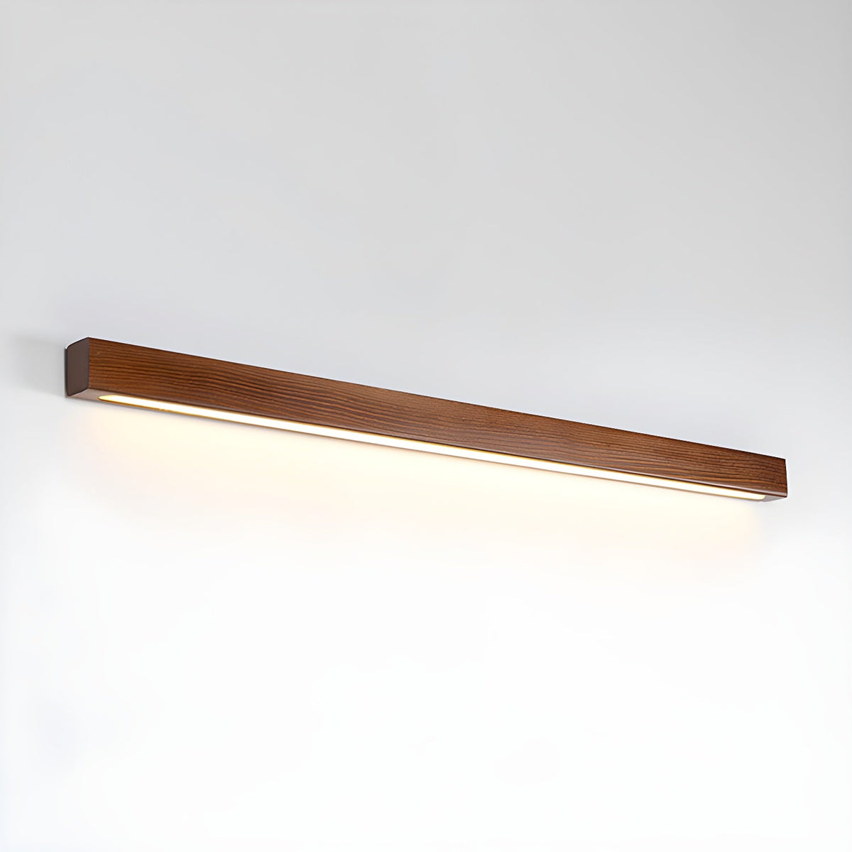 Aplique de pared lineal de madera Abetia sobre un espejo de baño – imagen 34
