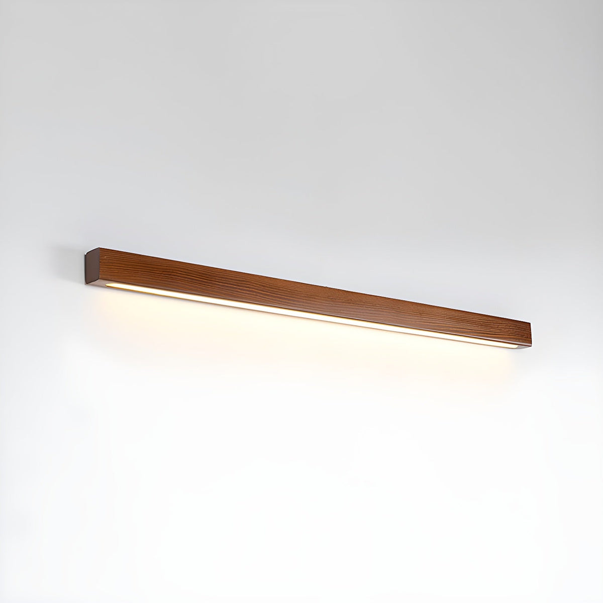 Aplique de pared lineal de madera Abetia sobre un espejo de baño – imagen 32
