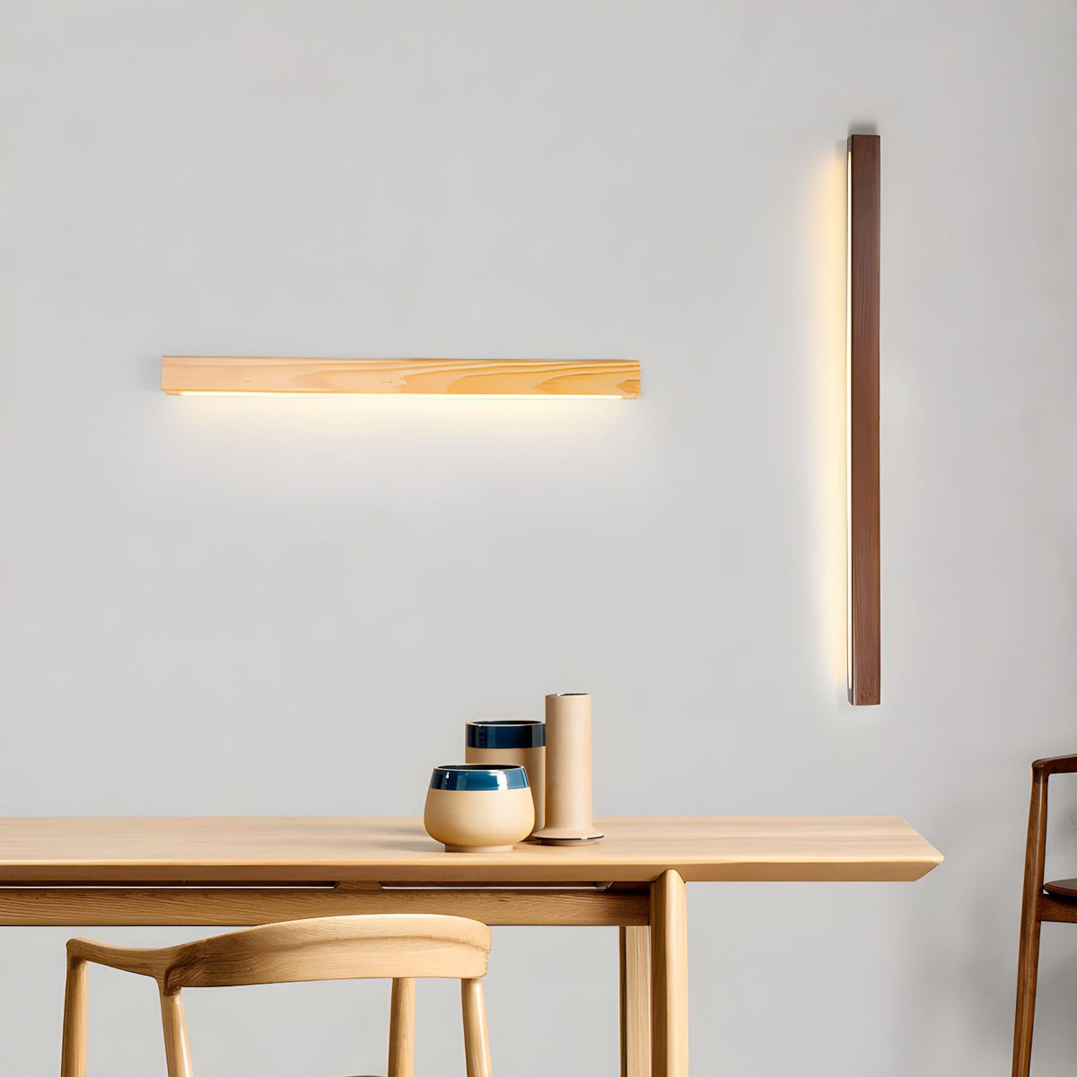 Aplique de pared lineal de madera Abetia sobre un espejo de baño – imagen 26