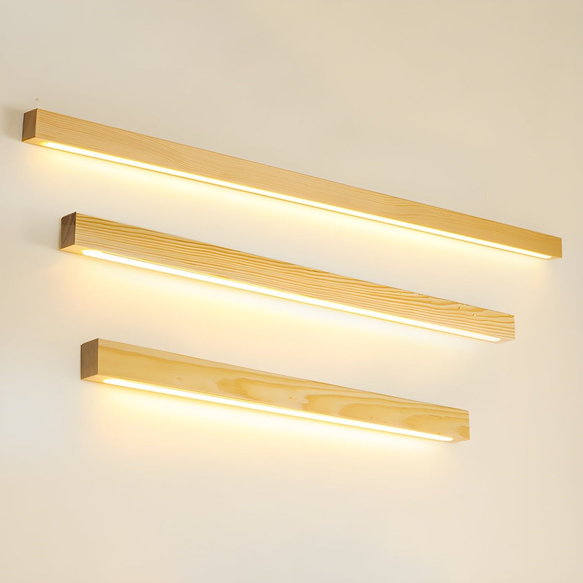 Aplique de pared lineal de madera Abetia sobre un espejo de baño – imagen 25