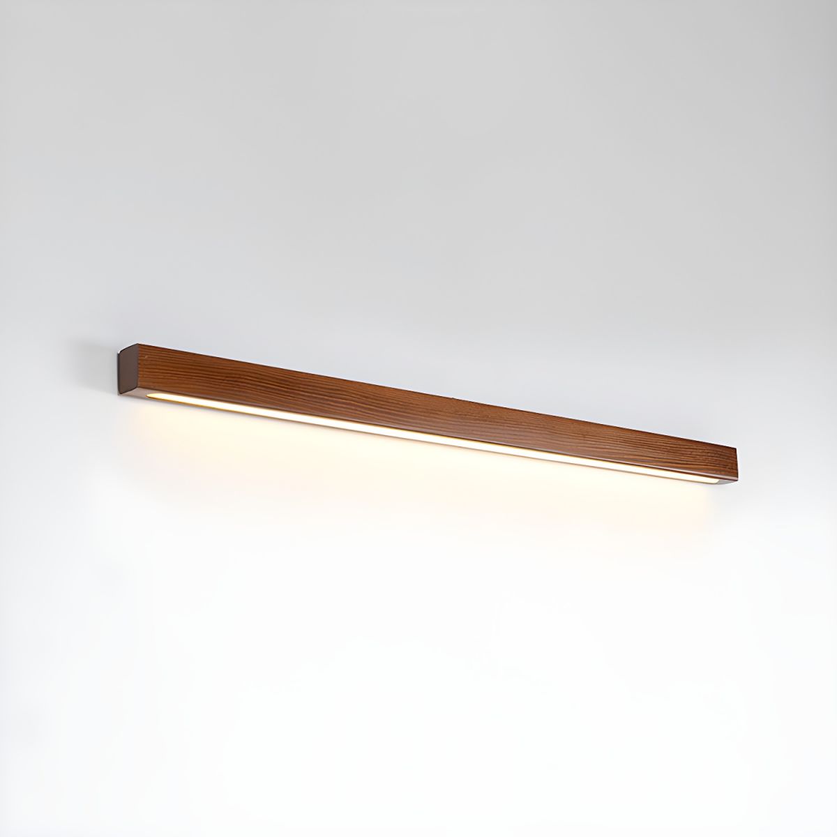 Aplique de pared lineal de madera Abetia sobre un espejo de baño – imagen 33