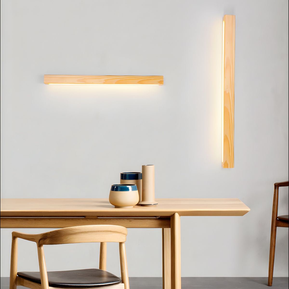 Aplique de pared lineal de madera Abetia sobre un espejo de baño – imagen 20