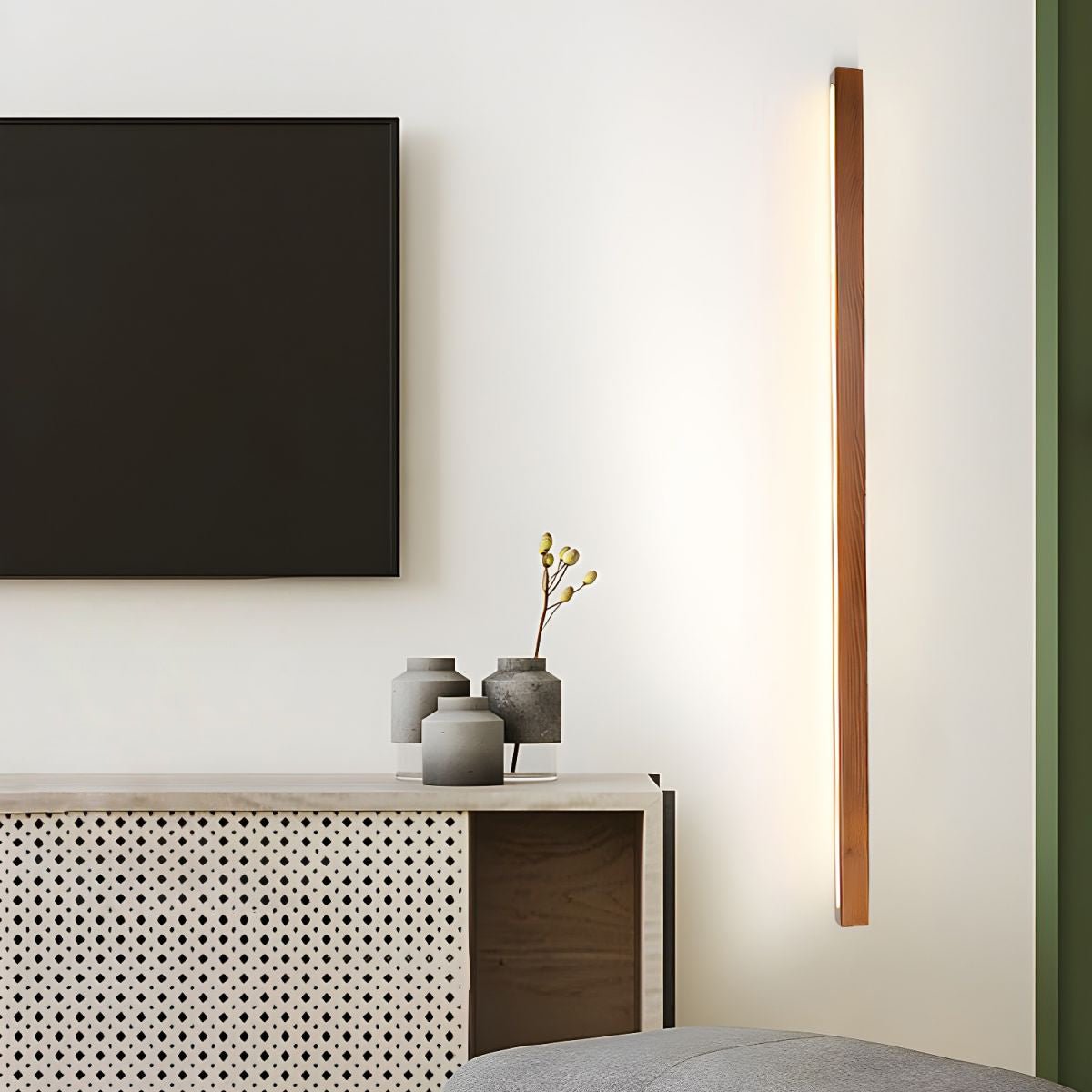 Aplique de pared lineal de madera Abetia sobre un espejo de baño – imagen 22